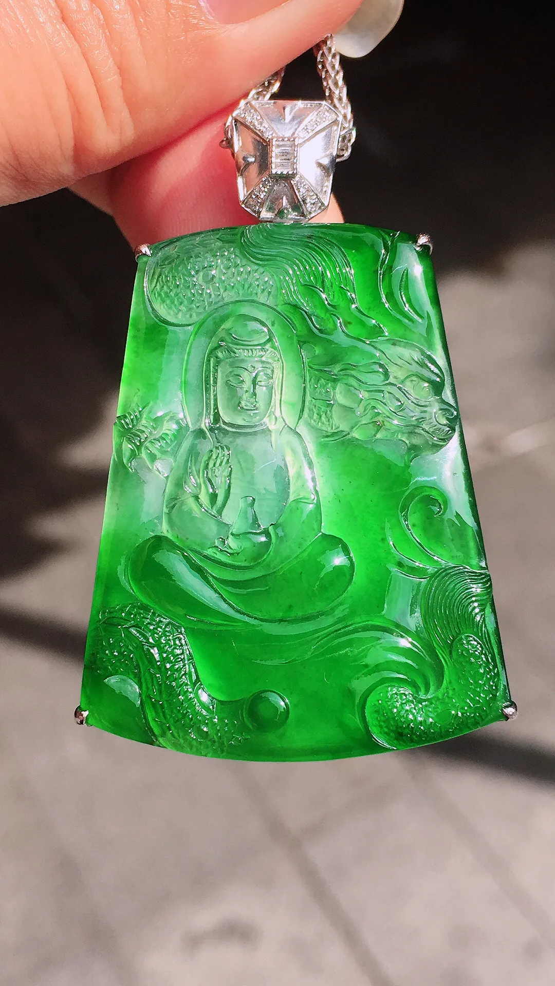 飘绿观音吊坠，色泽艳丽，玉质细腻，荧光感超
强，饱满圆润，尽显优雅气质，18k
金豪华镶嵌