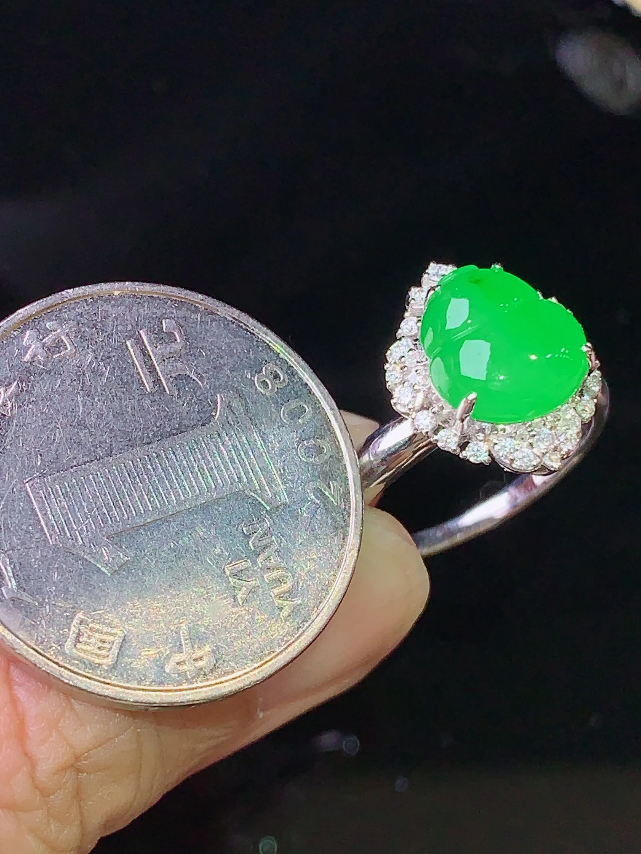 18k金钻镶嵌翠绿葫芦戒指 玉质细腻 色泽艳丽清新 圈口14.5 整体尺寸15*12.3*10