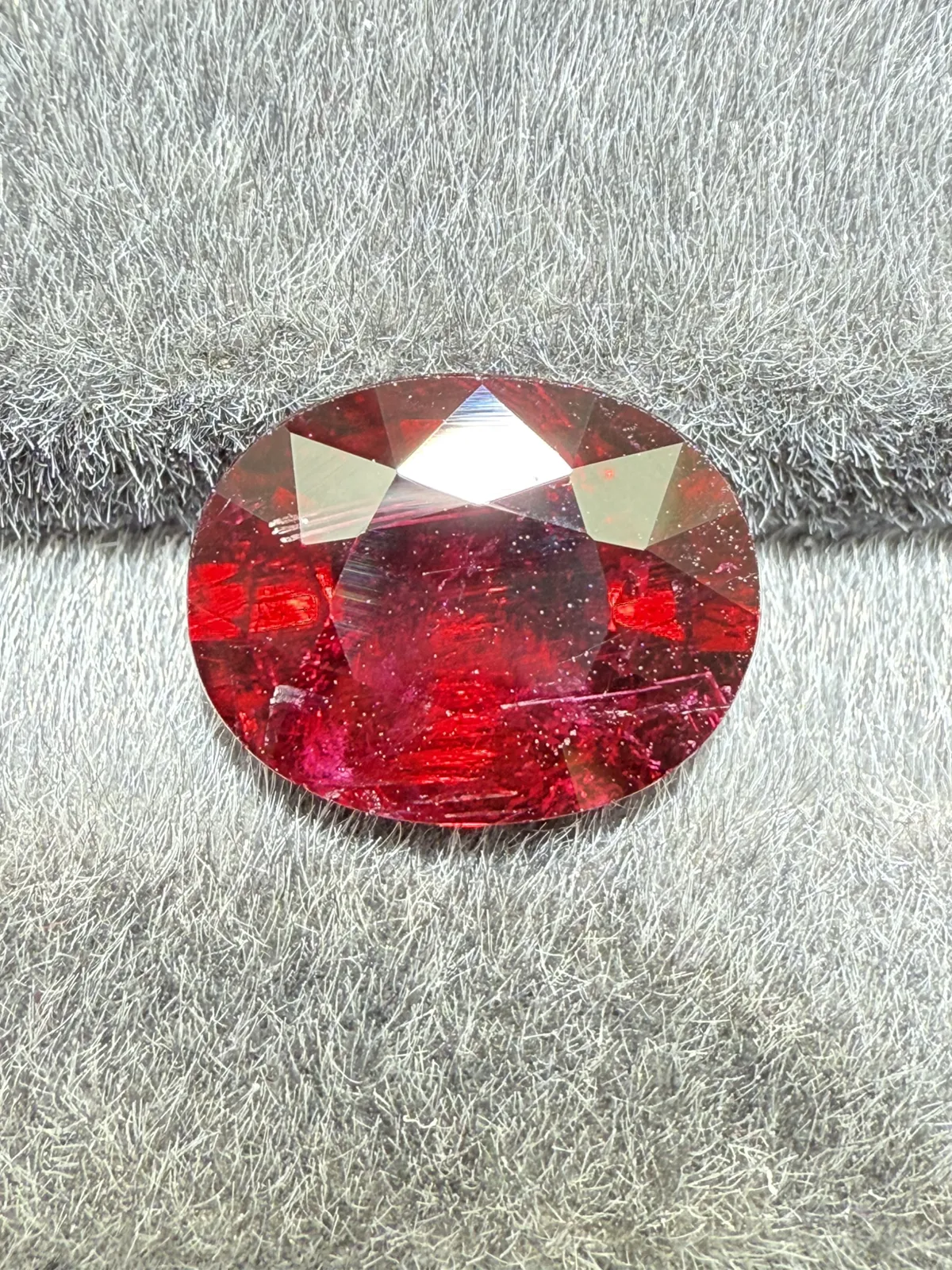 3.585ct天然卢比来碧玺裸石，尺寸11.2×8.8×5.5mm，颜色美艳，晶体微棉，火彩足