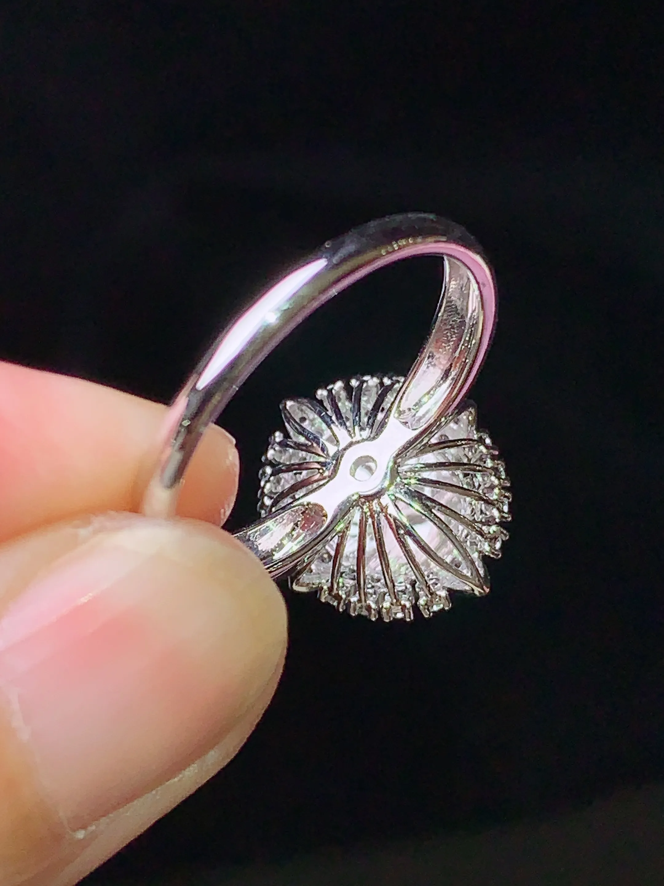 18k金钻镶嵌翠绿蛋面戒指 玉质细腻 水润亮眼 色泽艳丽 圈口14.5 整体尺寸14.5*12.8*9.8