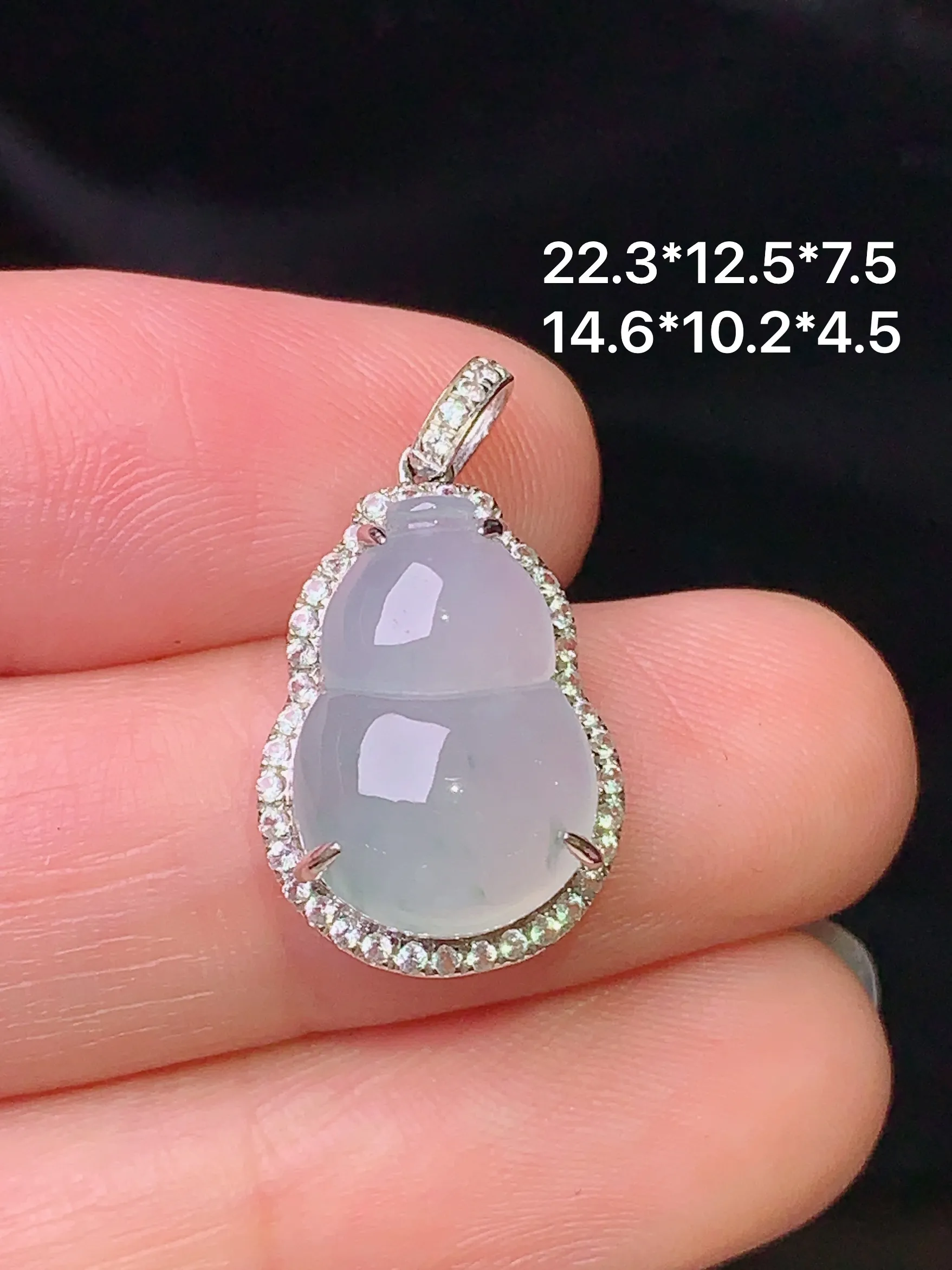 18k金钻镶嵌冰种葫芦吊坠 玉质细腻 色泽艳丽清新 整体尺寸22.3*12.5*7.5