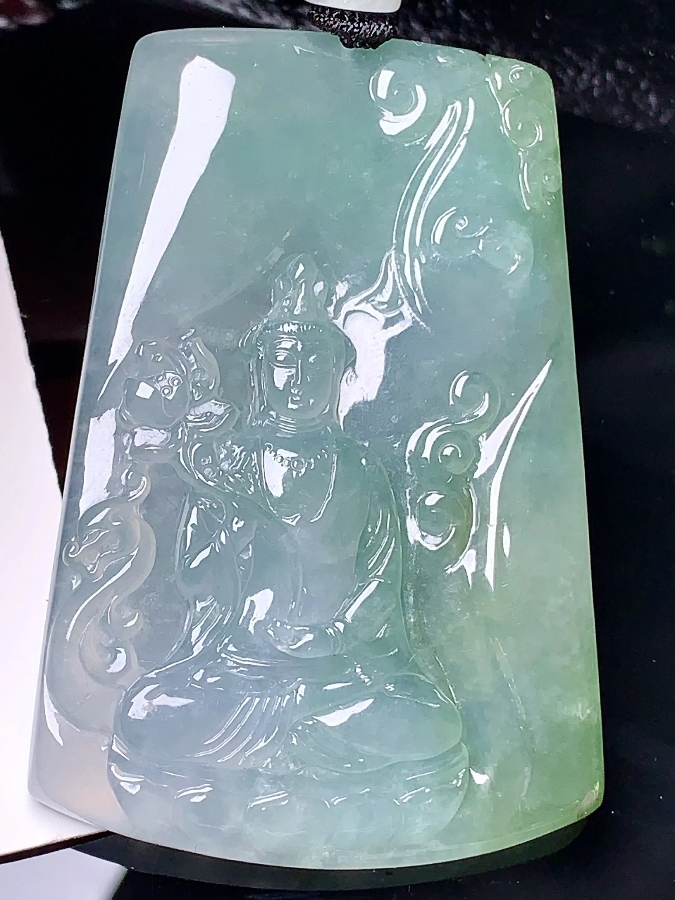 飘绿观音菩萨吊坠 玉质细腻 色泽艳丽清新 整体尺寸63*42.2*6
