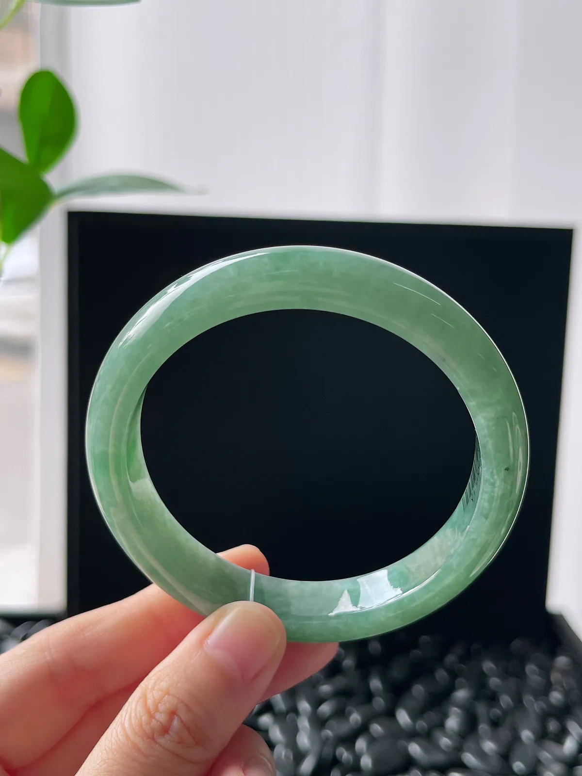 正圈57.5圈口，翡翠糯化种绿色手镯