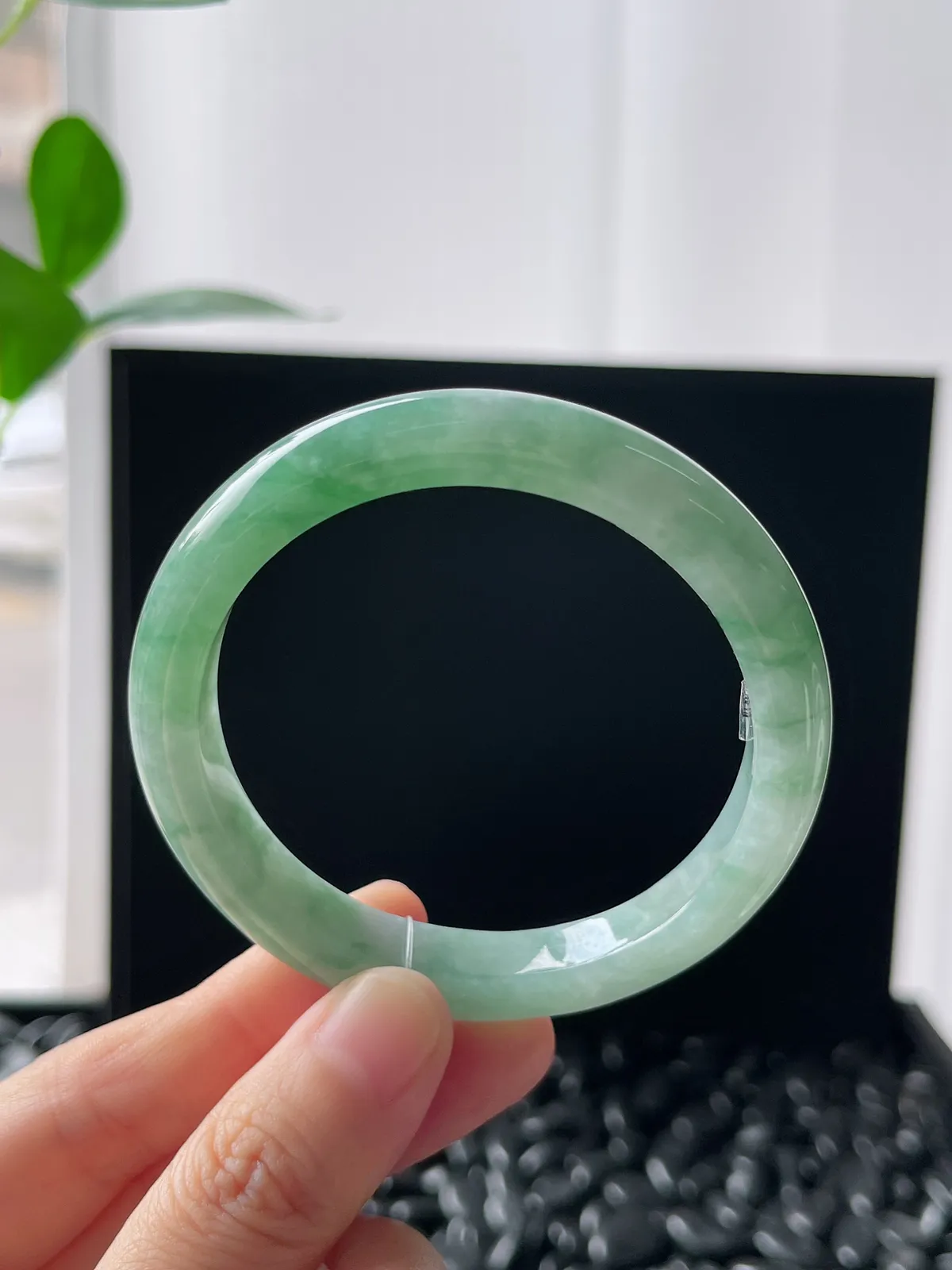 正圈53.5圈口，翡翠糯化种飘绿手镯