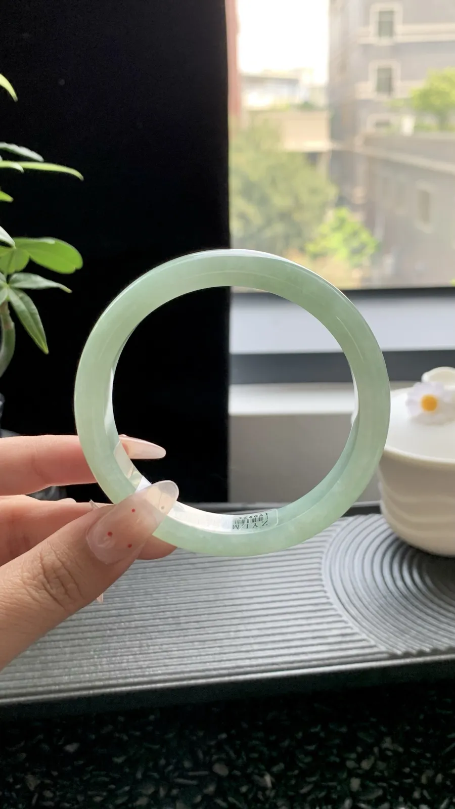  【晴绿】
⭕️58-11.5-7.5
底子细腻 晴绿散发着古风的芬芳 像是一段沉淀了千年的古老传