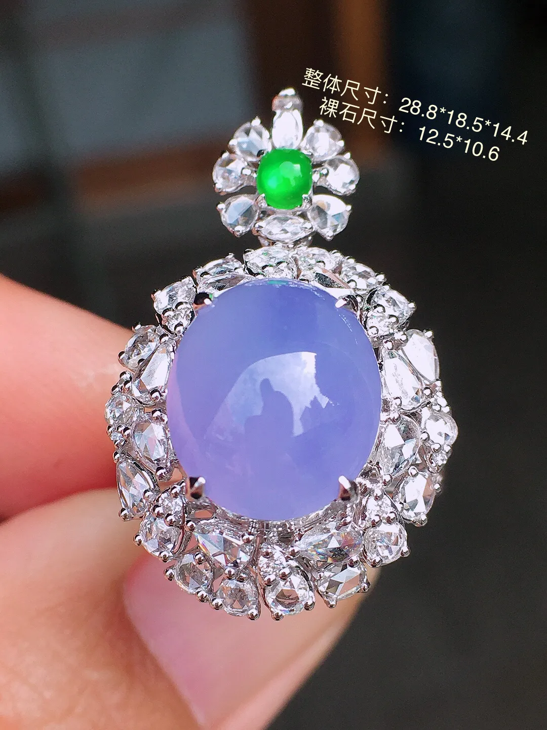 紫罗兰蛋面戒指/吊坠两用款，色泽均匀艳丽，玉质细腻，荧光感超
强，饱满圆润，尽显优雅气质，18k
金豪华镶嵌