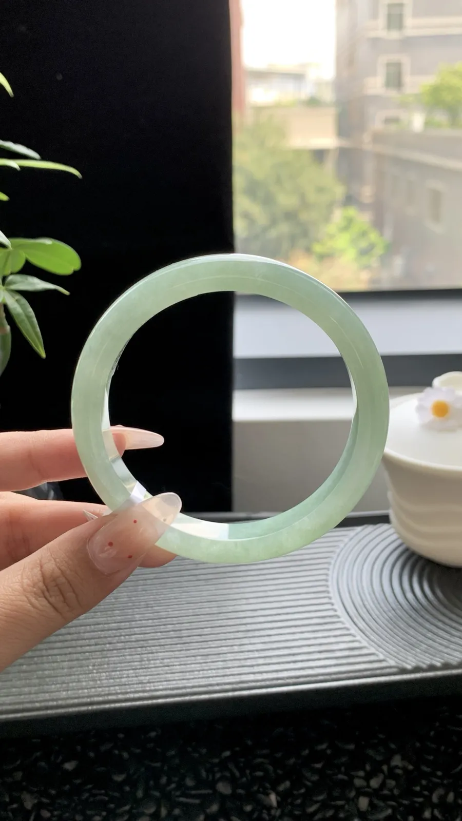  【晴绿】
⭕️58-11.5-7.5
底子细腻 晴绿散发着古风的芬芳 像是一段沉淀了千年的古老传