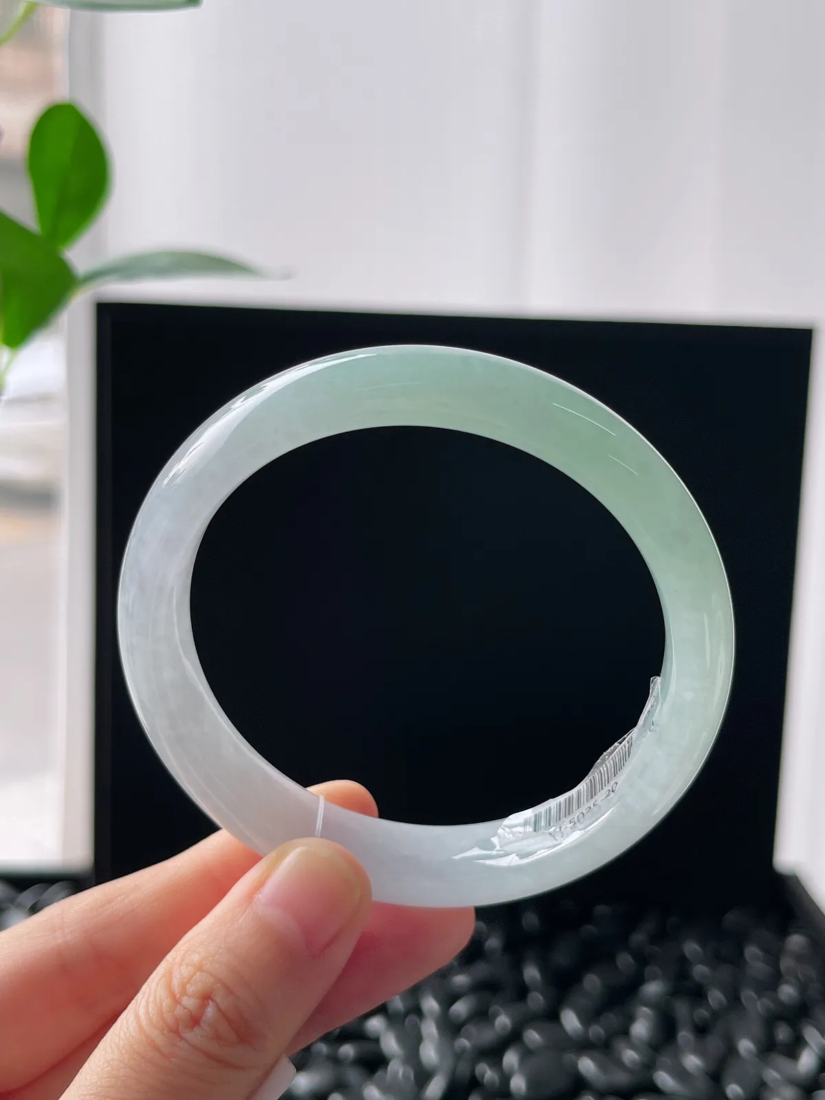 正圈57圈口，翡翠冰糯种淡绿色手镯