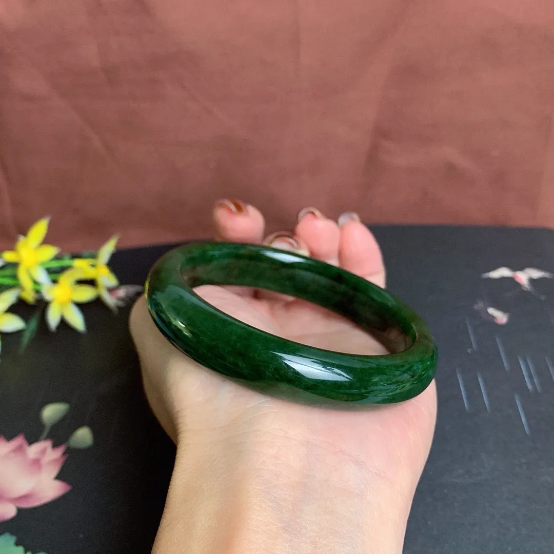 和田玉59圈口菠菜绿碧玉手镯！玉质细腻油润 底色纯净 无纹裂 脂粉好，品质高