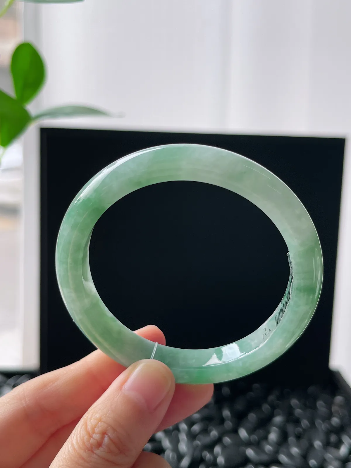 正圈53.5圈口，翡翠糯化种飘绿手镯