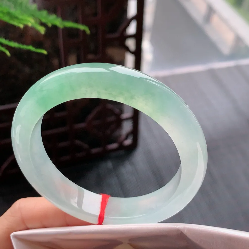 正圈高冰阳绿 无瑕 尺寸:56.2/12.5/9.3 种色兼备