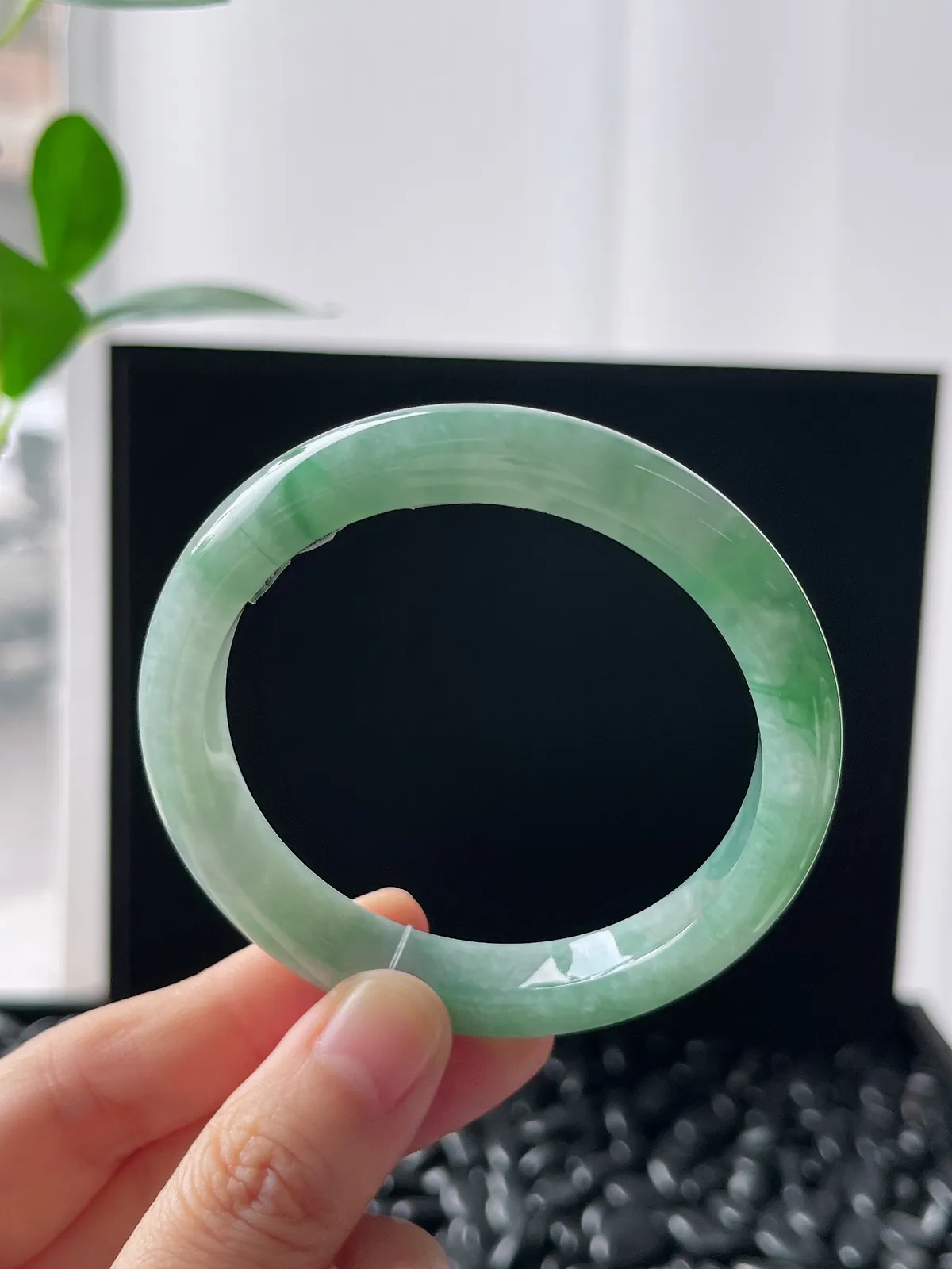 正圈53.5圈口，翡翠糯化种飘绿手镯