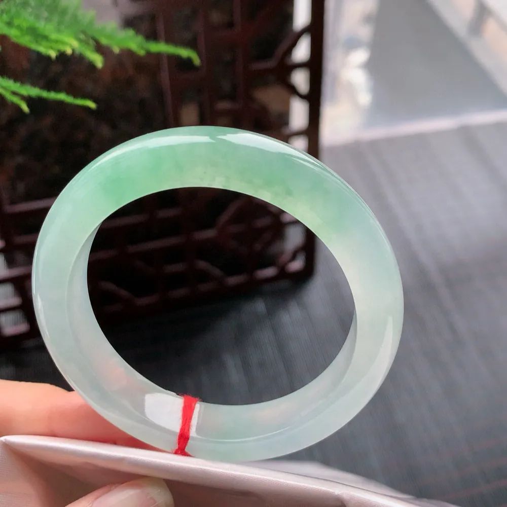 正圈高冰阳绿 无瑕 尺寸:56.2/12.5/9.3 种色兼备