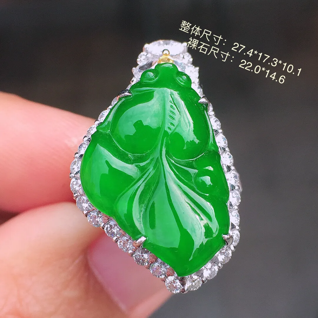 阳绿【年年有余】戒指/吊坠两用款，色泽均匀艳丽，玉质细腻，荧光感超
强，饱满圆润，尽显优雅气质，18k
金豪华镶嵌