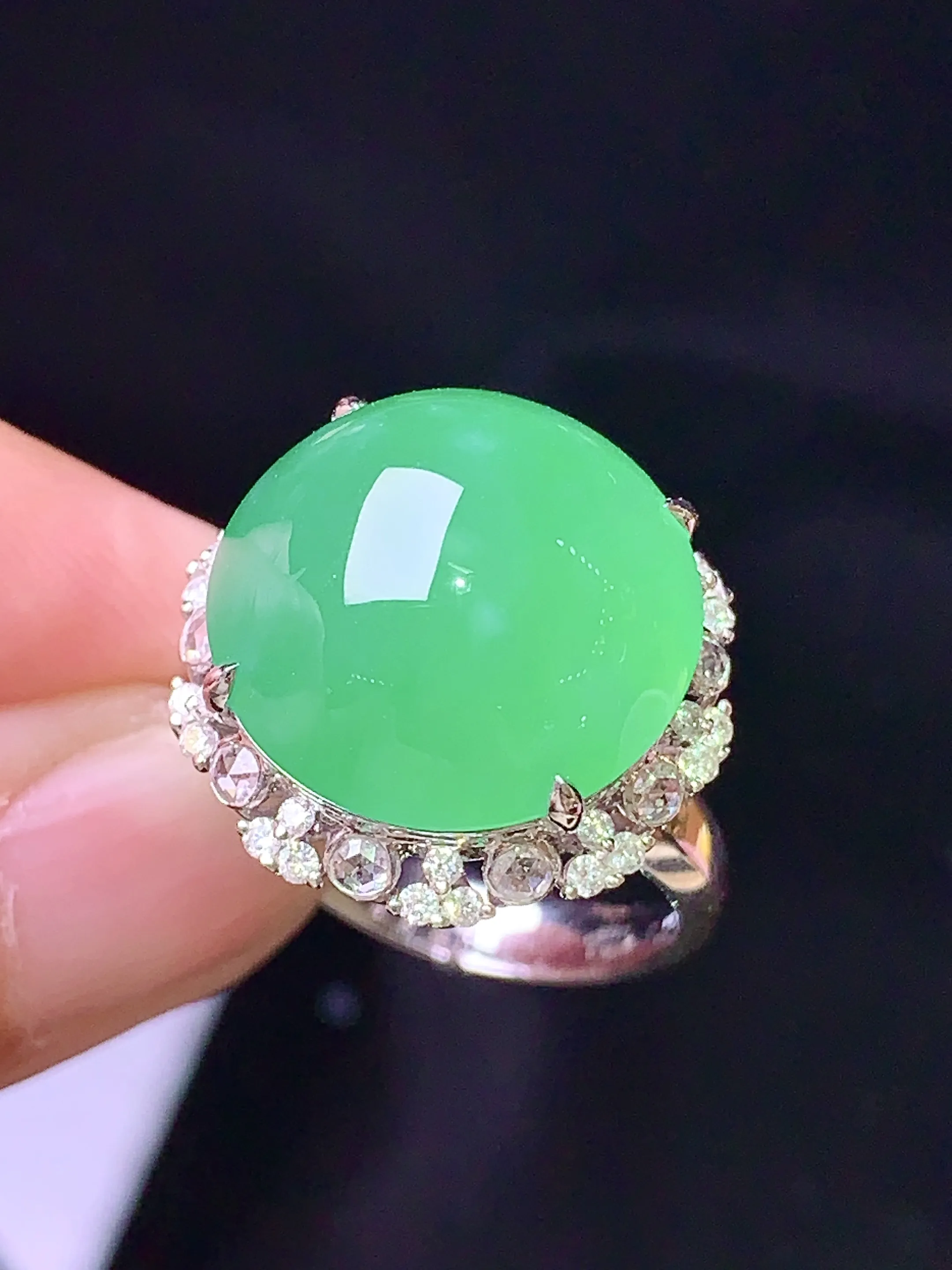 18k金钻镶嵌翠绿蛋面戒指 玉质细腻 水润亮眼 色泽艳丽 圈口14 整体尺寸18*14