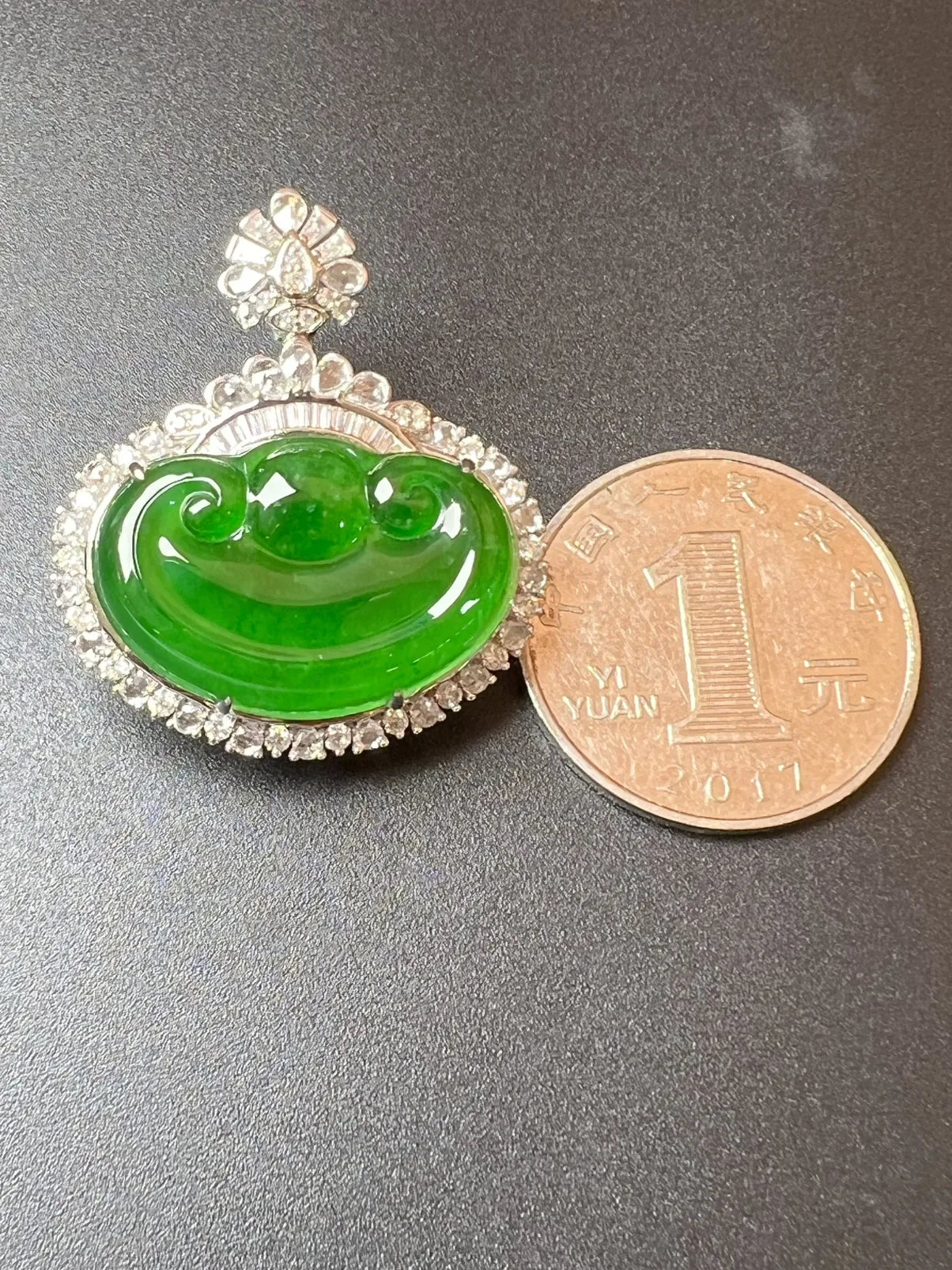 缅料老坑绿如意贝整体尺寸34.1*29.7*13.2。裸石尺寸24.8*16.3*4.5