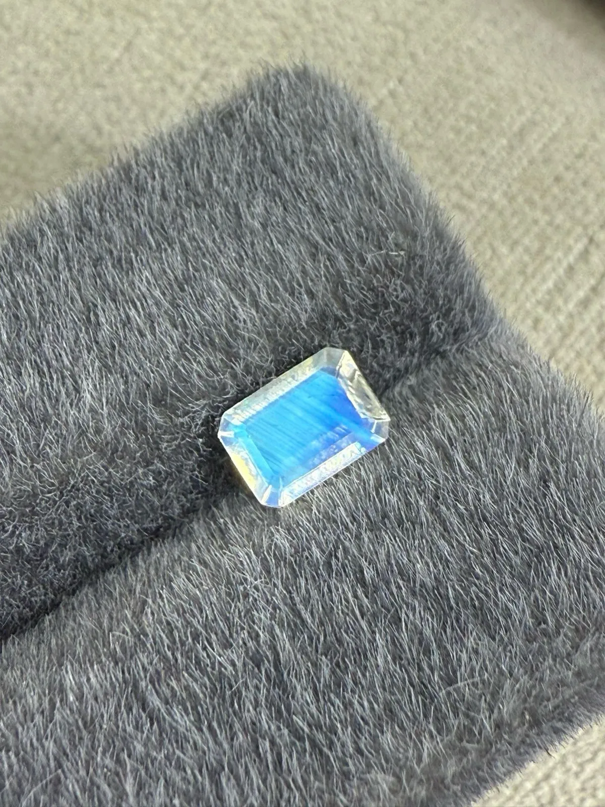 0.75克拉  彩虹月光石裸石 精切璀璨 玻璃体满彩 变彩丰富 规格：6.9*5*2.7mm