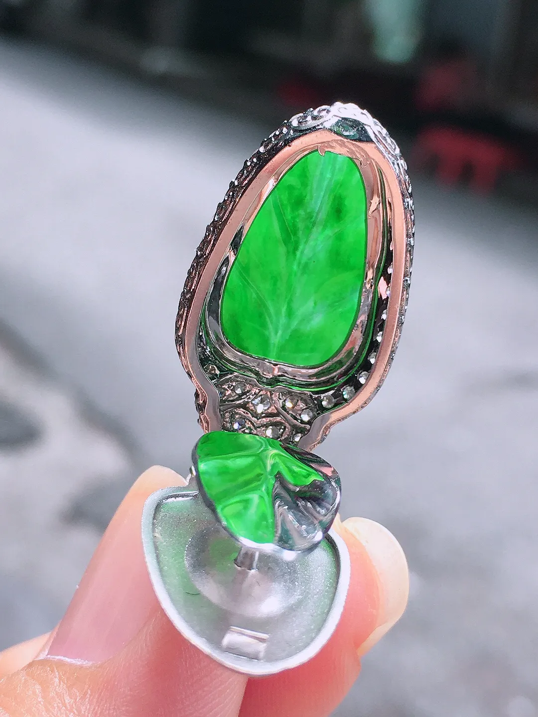 阳绿玉叶吊坠，色泽均匀艳丽，玉质细腻，荧光感超
强，饱满圆润，尽显优雅气质，18k
金豪华镶嵌
