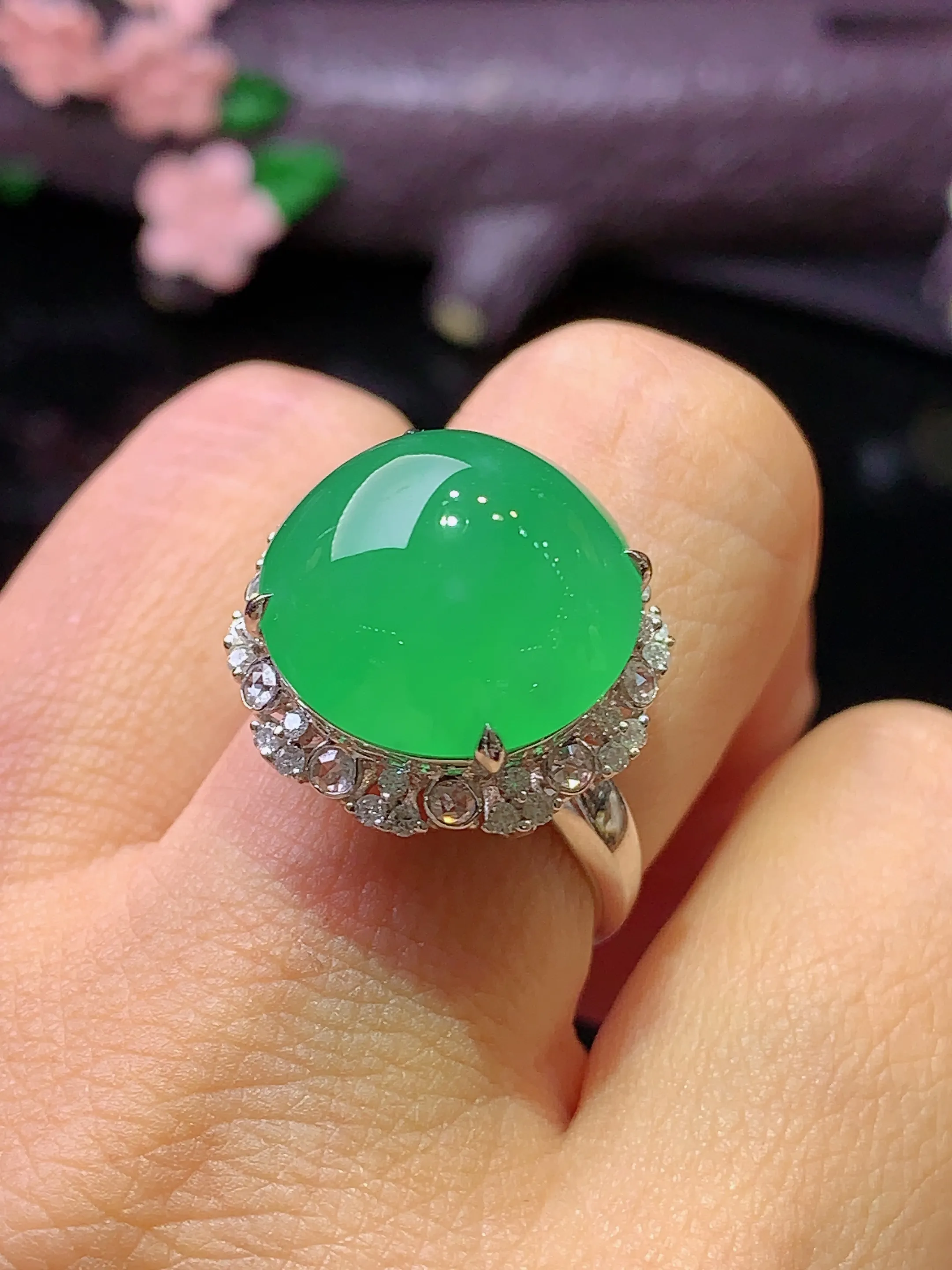 18k金钻镶嵌翠绿蛋面戒指 玉质细腻 水润亮眼 色泽艳丽 圈口14 整体尺寸18*14