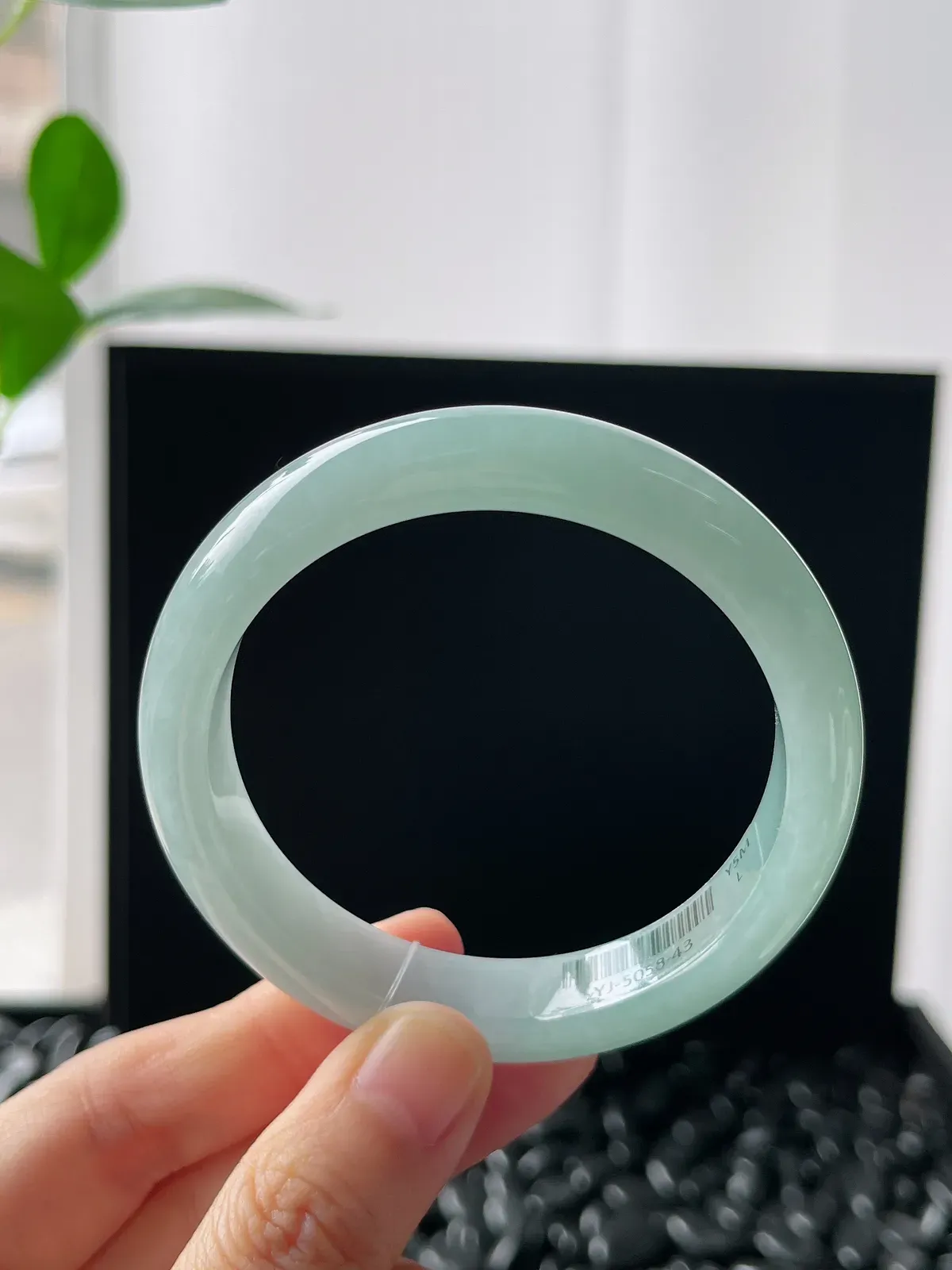 正圈53.5圈口，翡翠糯化种浅绿色手镯