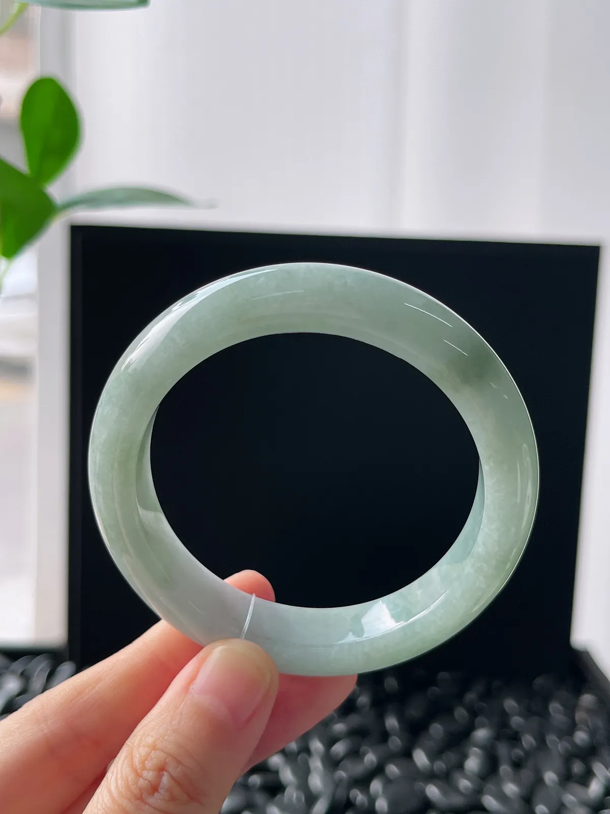 正圈52圈口，翡翠糯化种淡绿色手镯