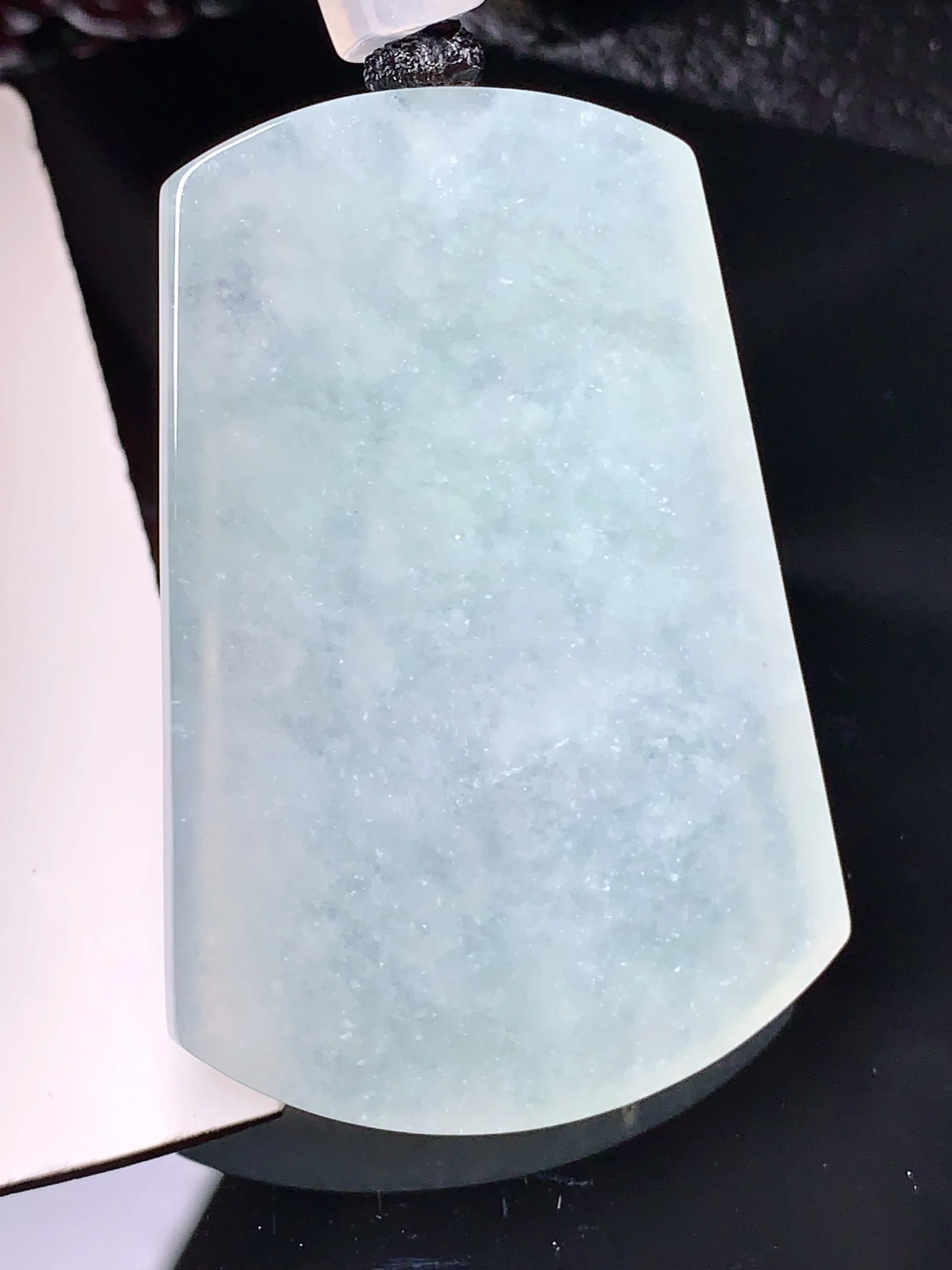 雕花无事牌吊坠 玉质细腻 色泽艳丽清新 整体尺寸51*35*5.5
