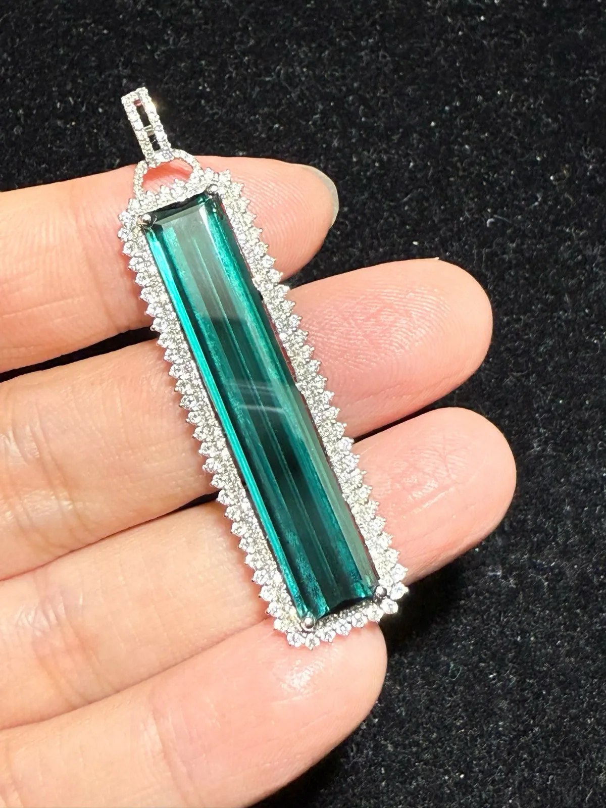 18K金天然蓝碧玺吊坠，
全净体，满火彩
规格54.2*13.5*5.8mm，总重6.418克
配
