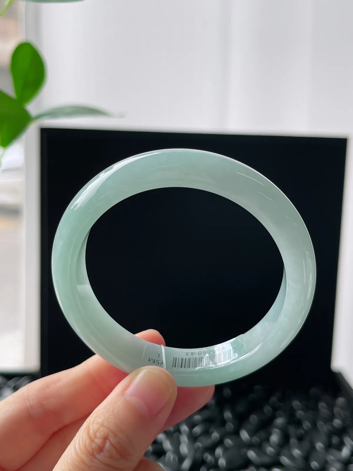 正圈53.5圈口，翡翠糯化种浅绿色手镯