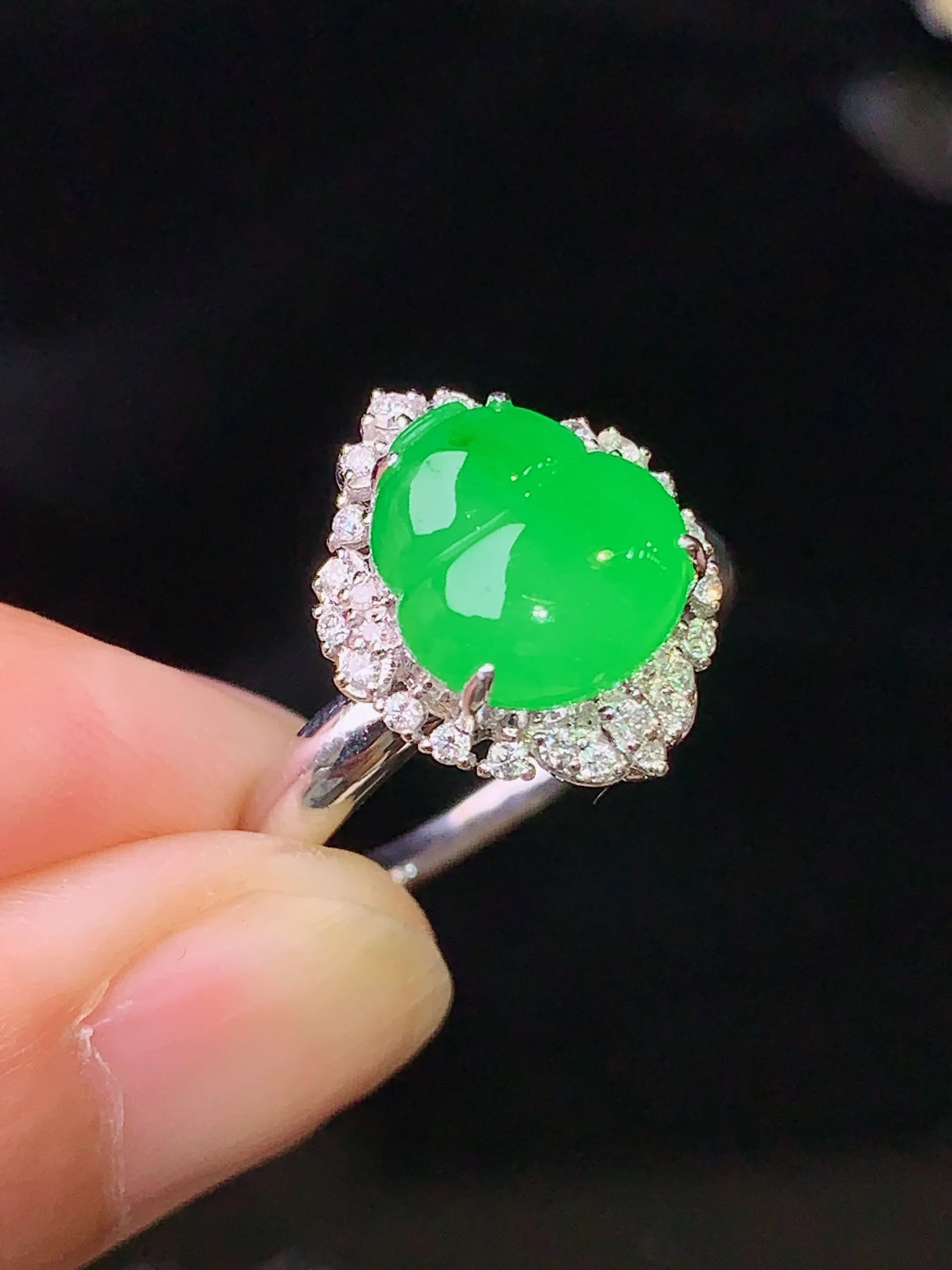 18k金钻镶嵌翠绿葫芦戒指 玉质细腻 色泽艳丽清新 圈口14.5 整体尺寸15*12.3*10