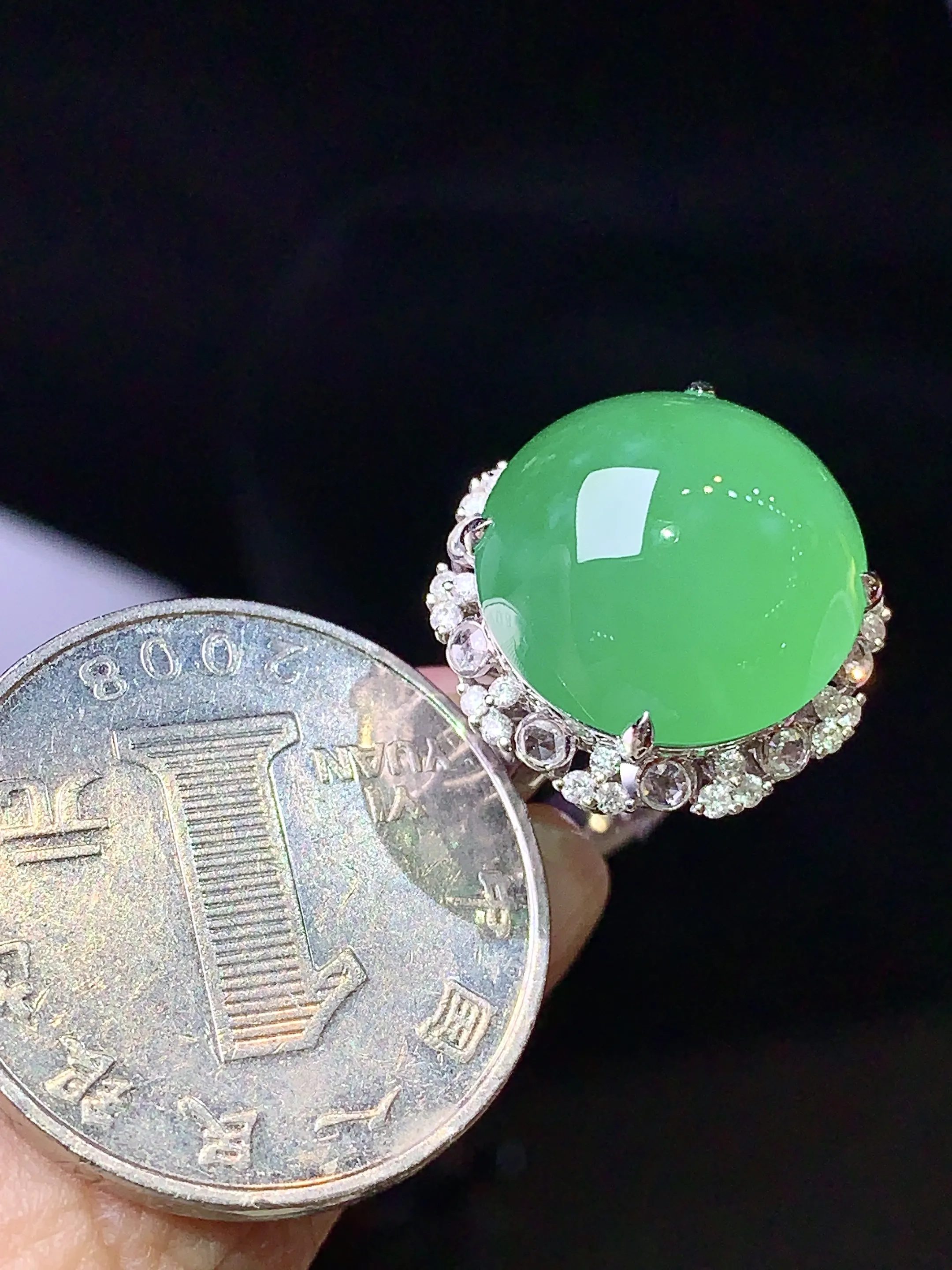 18k金钻镶嵌翠绿蛋面戒指 玉质细腻 水润亮眼 色泽艳丽 圈口14 整体尺寸18*14