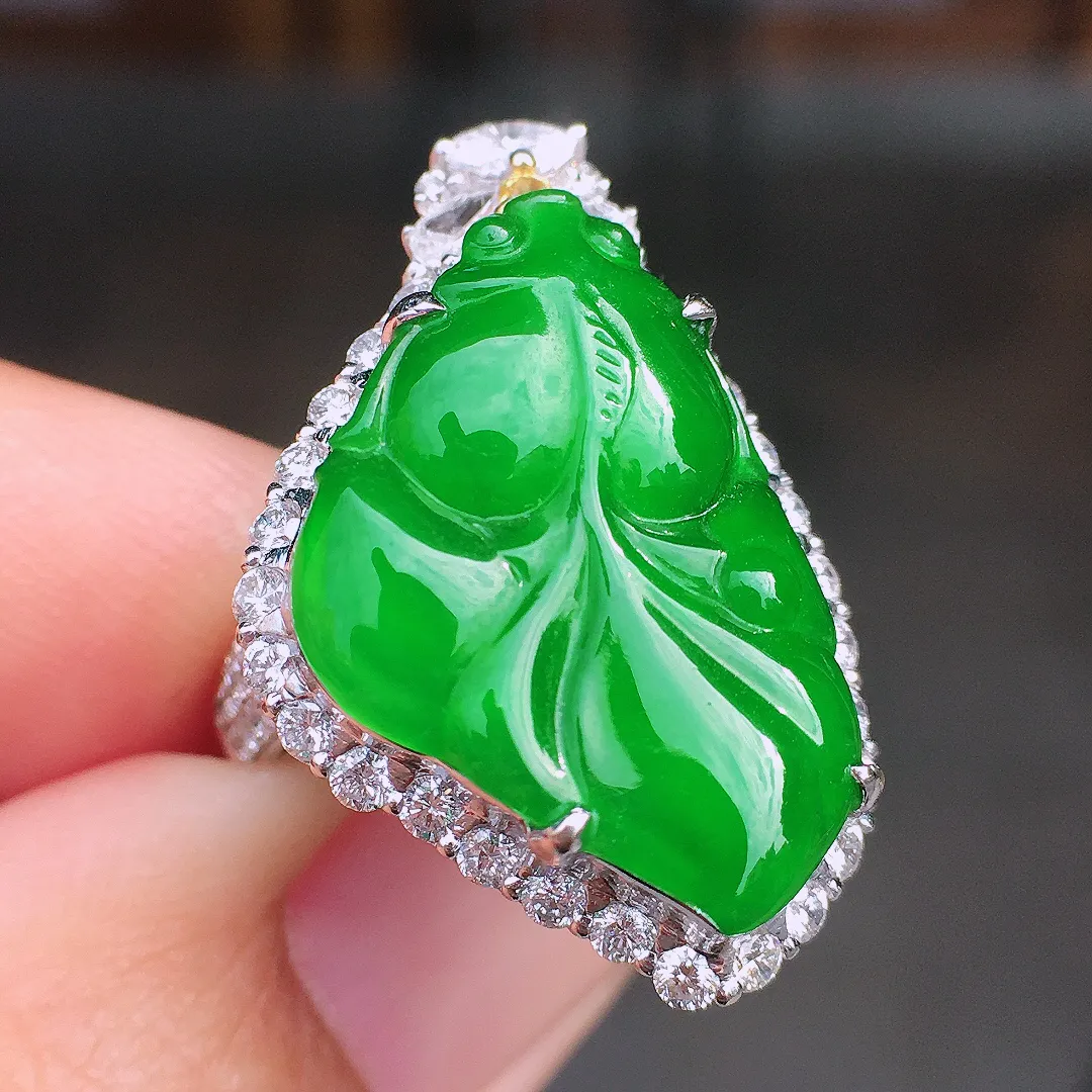 阳绿【年年有余】戒指/吊坠两用款，色泽均匀艳丽，玉质细腻，荧光感超
强，饱满圆润，尽显优雅气质，18k
金豪华镶嵌