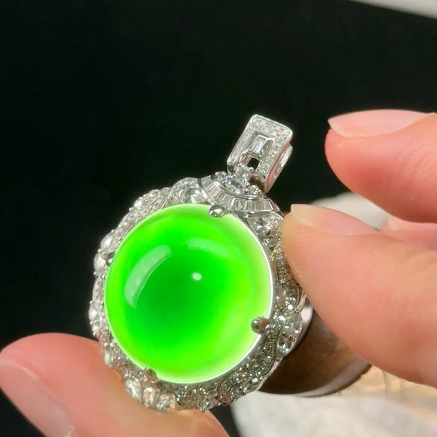 精品墨翠蛋面吊坠 种好色正 黑度极好 打灯通透 油性十足 尺寸34.1