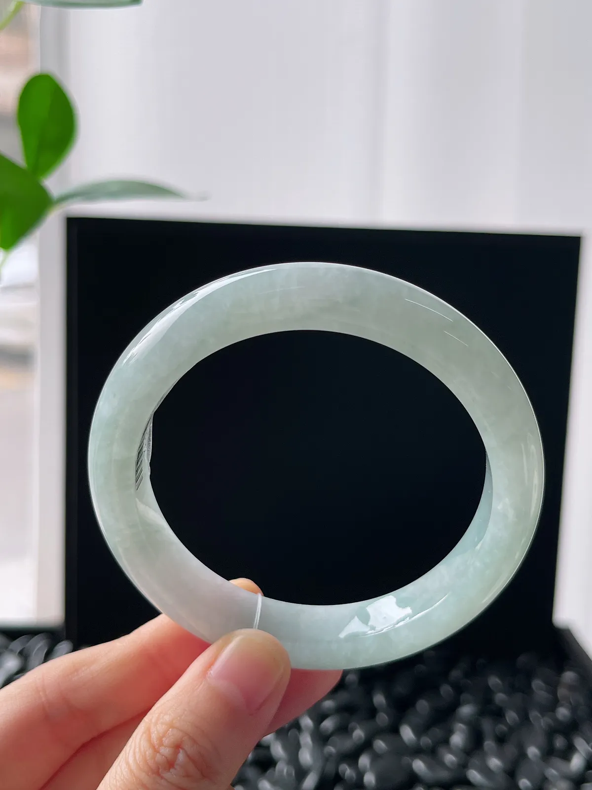 正圈56.7圈口，翡翠冰糯种淡绿色手镯