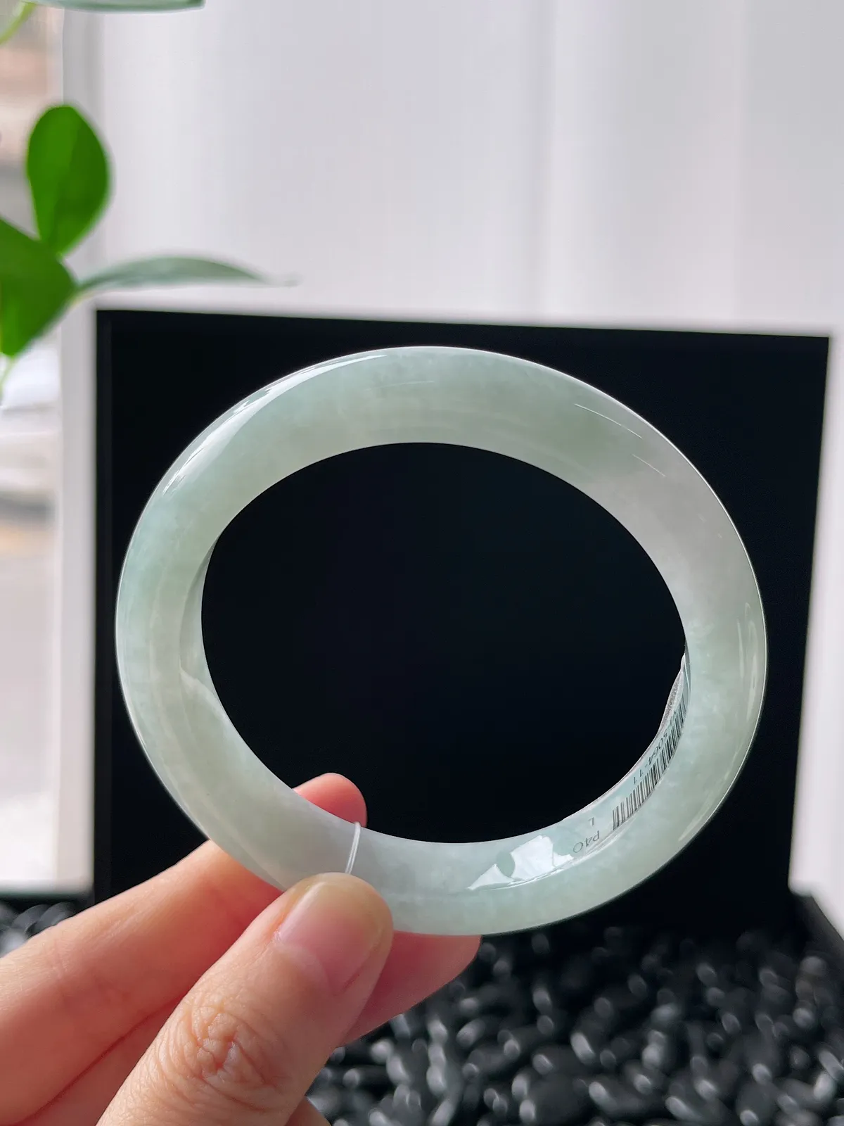 正圈56.7圈口，翡翠冰糯种淡绿色手镯