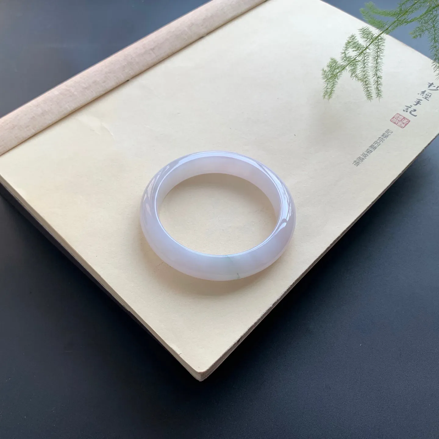 58圈口飘花正圈手镯 尺寸：58-12.8-9，无纹裂，细腻釉洁，清爽干净