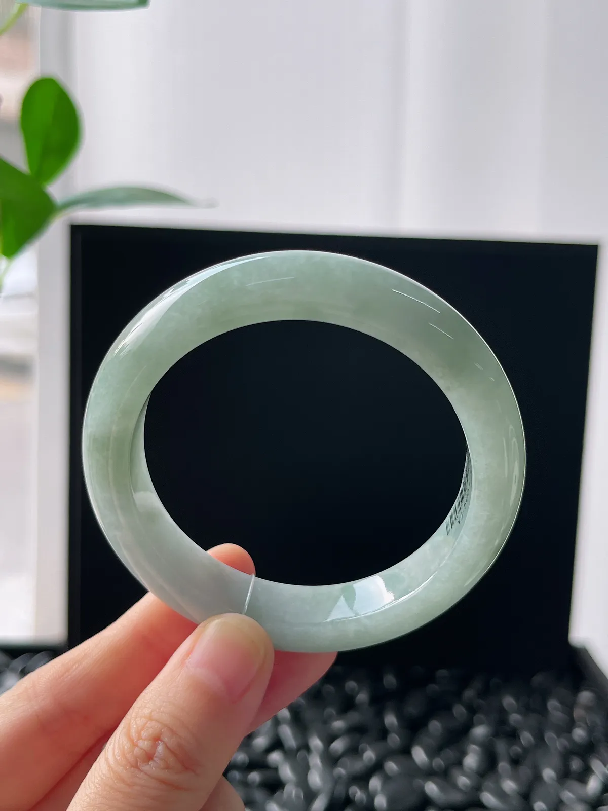 正圈52圈口，翡翠糯化种淡绿色手镯