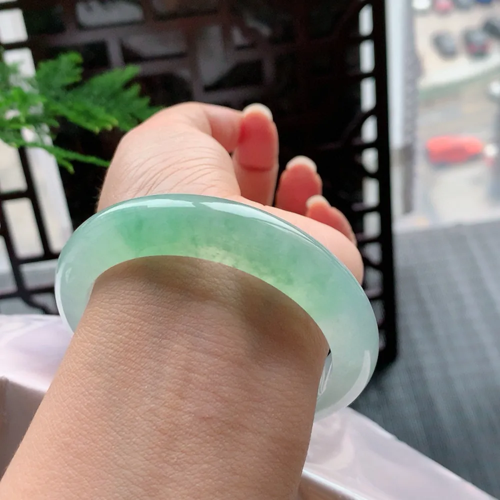 正圈高冰阳绿 无瑕 尺寸:56.2/12.5/9.3 种色兼备