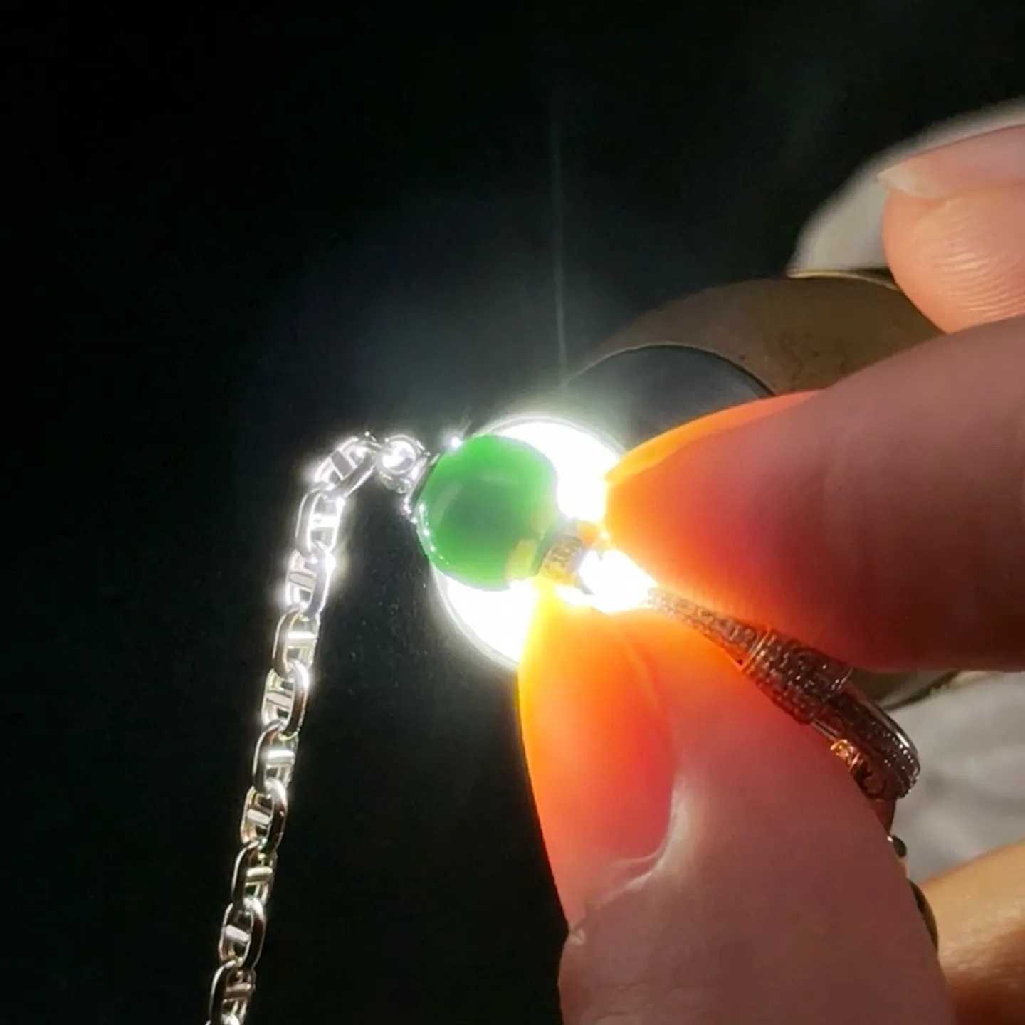精品18k墨翠珠子搭链 种好色正 黑度极好 打灯通透 油性十足 吊坠都可以搭