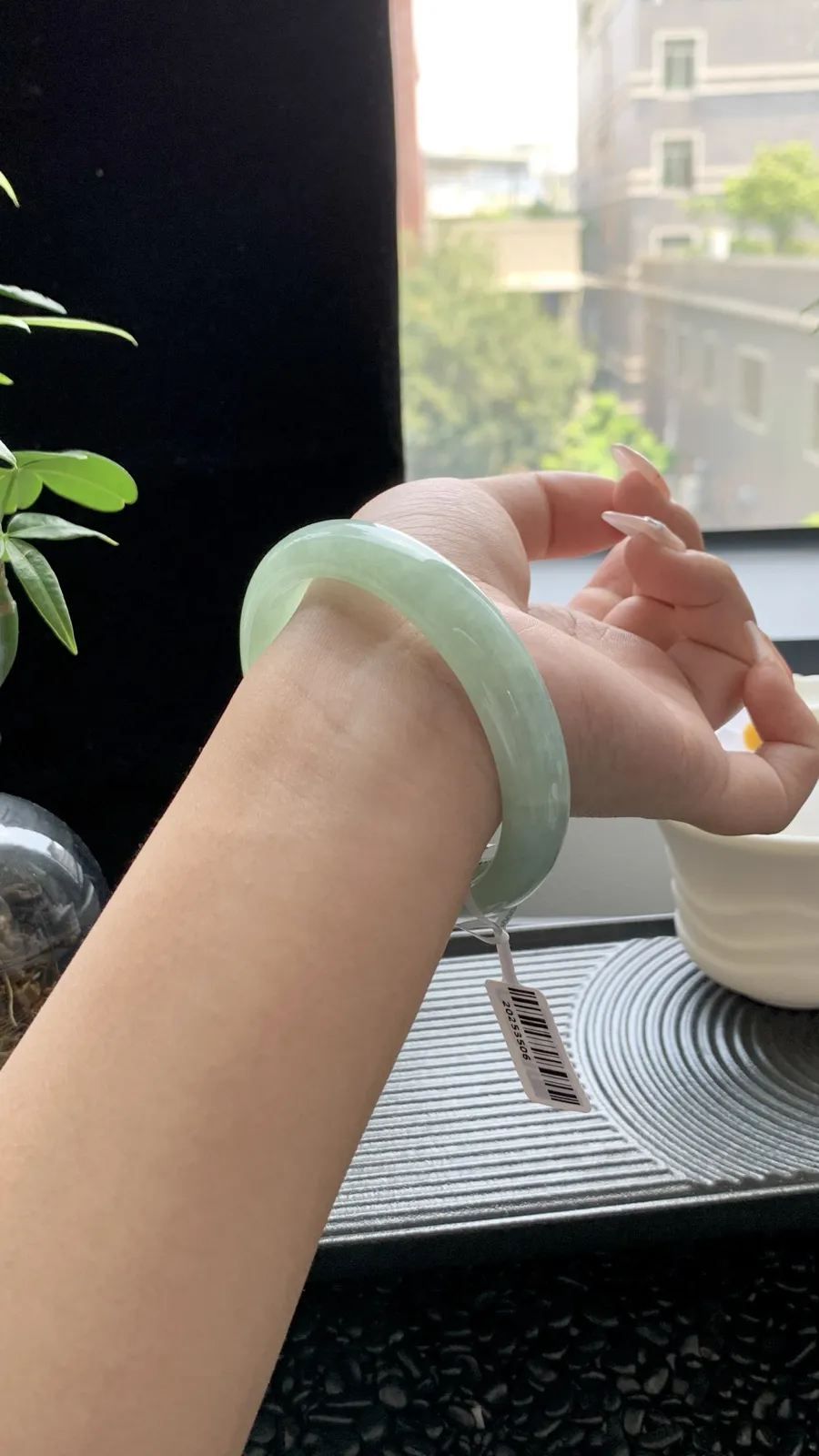  【晴绿】
⭕️58-11.5-7.5
底子细腻 晴绿散发着古风的芬芳 像是一段沉淀了千年的古老传说 在岁月的洗礼下愈发动人心弦～