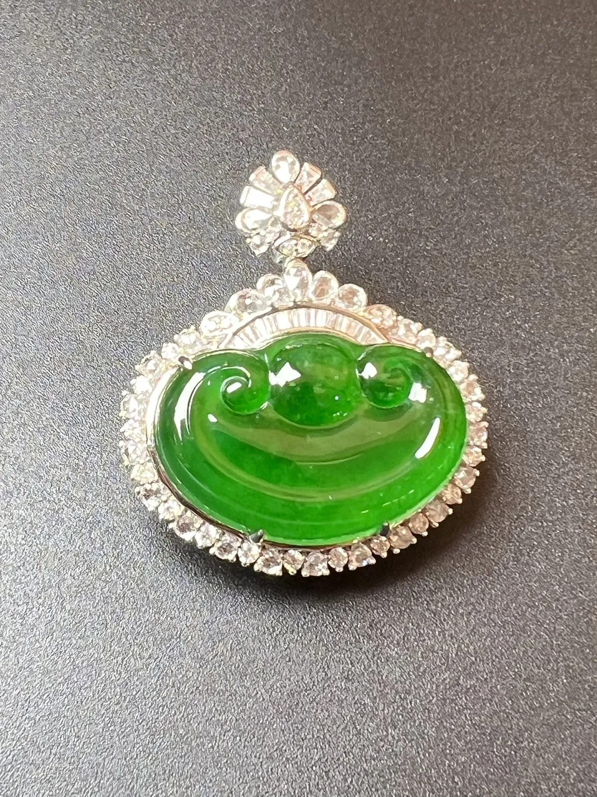 缅料老坑绿如意贝整体尺寸34.1*29.7*13.2。裸石尺寸24.8*16.3*4.5