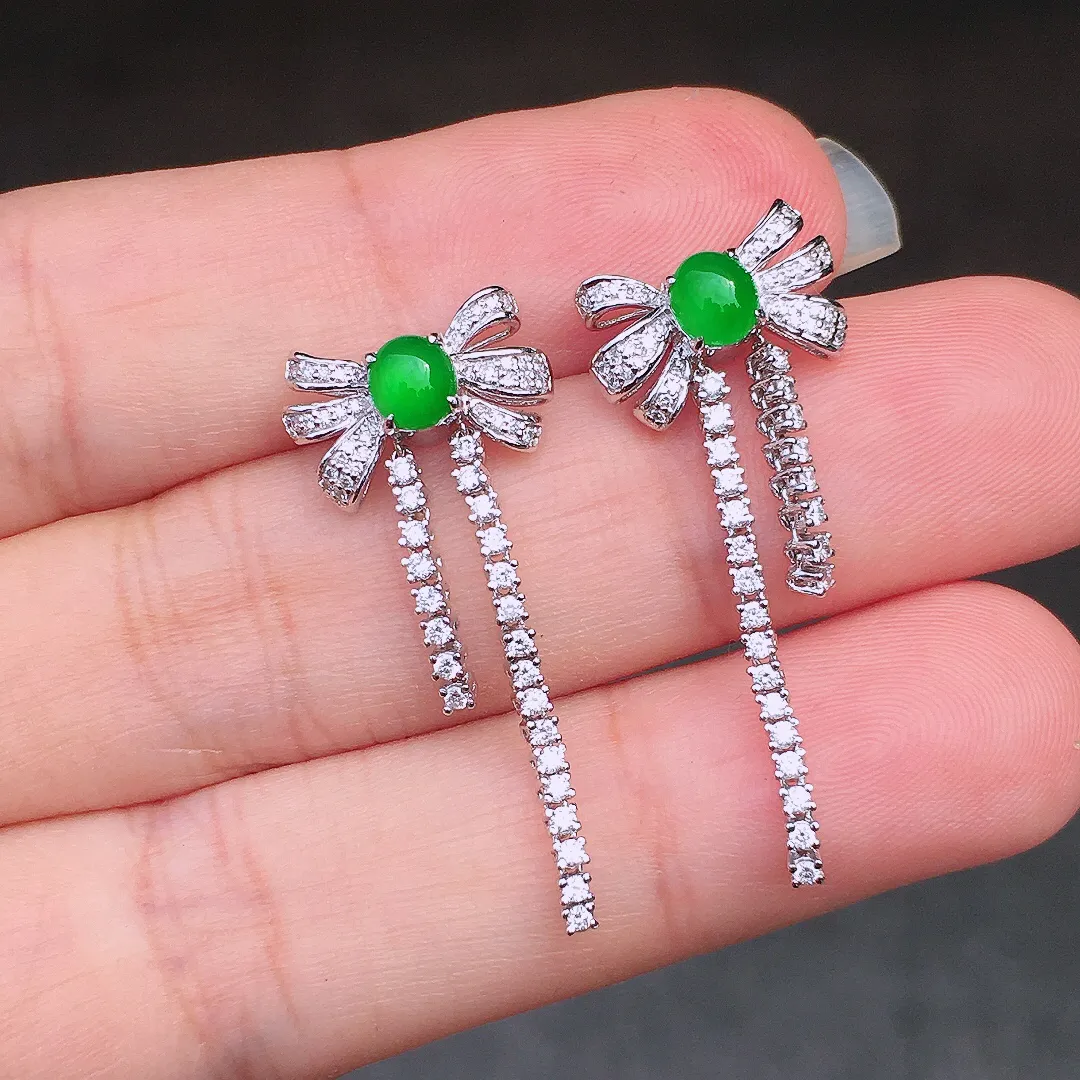 阳绿蛋面耳钉，色泽均匀艳丽，玉质细腻，荧光感超
强，饱满圆润，尽显优雅气质，18k
金豪华镶嵌