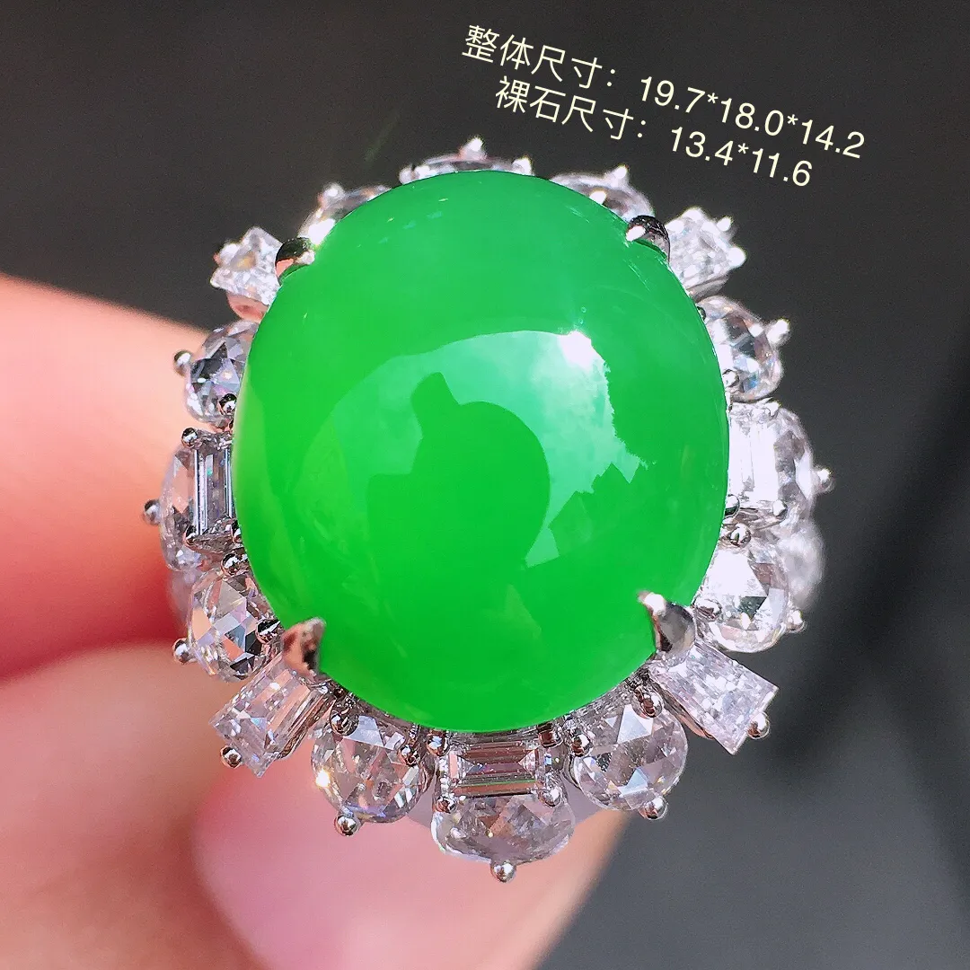 正阳绿蛋面戒指，色泽均匀艳丽，玉质细腻，荧光感超
强，饱满圆润，尽显优雅气质，18k
金豪华镶嵌