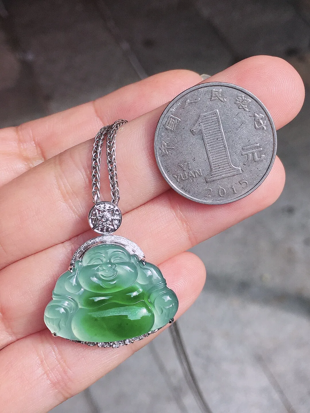 飘绿佛公吊坠，色泽艳丽，玉质细腻，荧光感超
强，饱满圆润，尽显优雅气质，18k
金豪华镶嵌