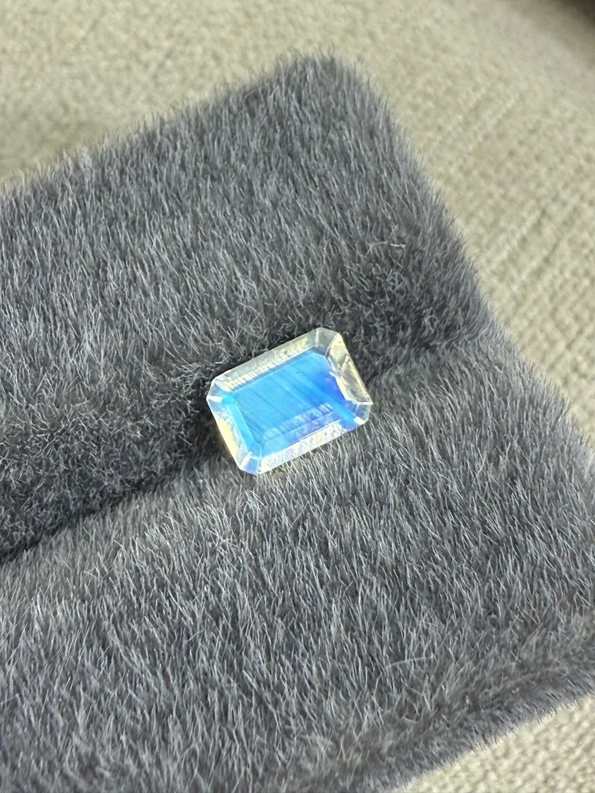 0.75克拉  彩虹月光石裸石 精切璀璨 玻璃体满彩 变彩丰富 规格：6.9*5*2.7mm