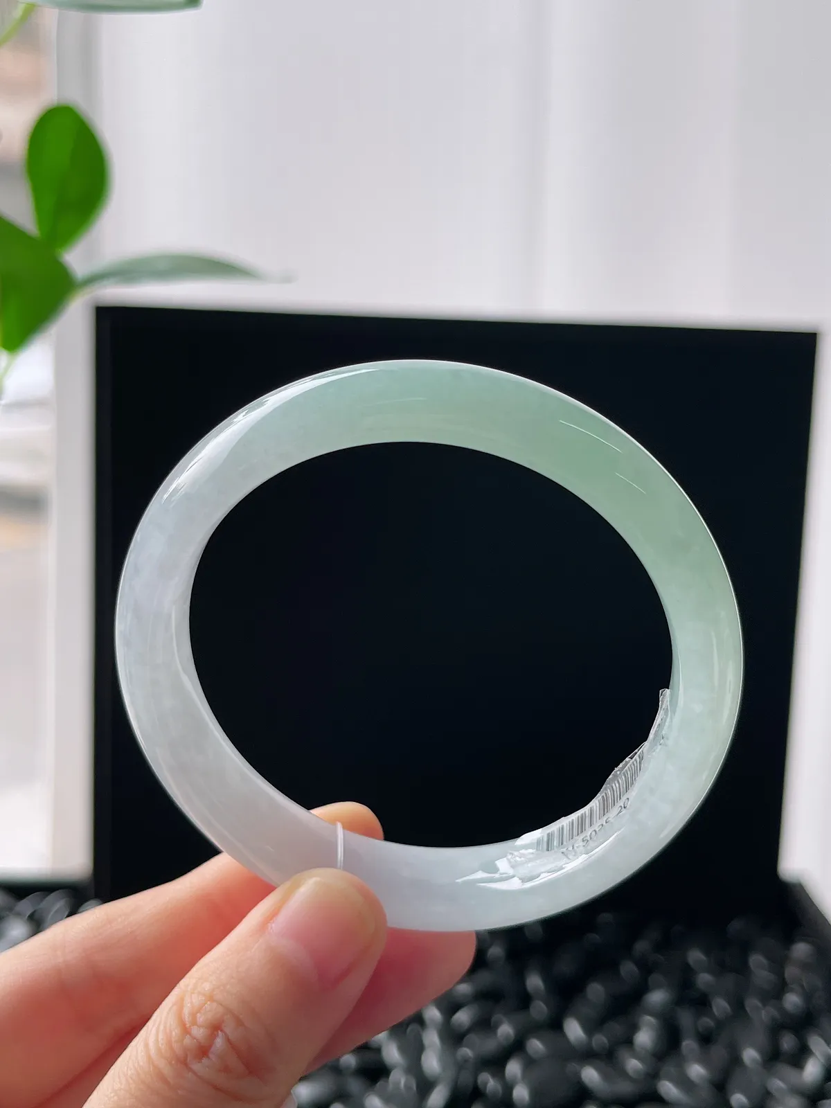 正圈57圈口，翡翠冰糯种淡绿色手镯