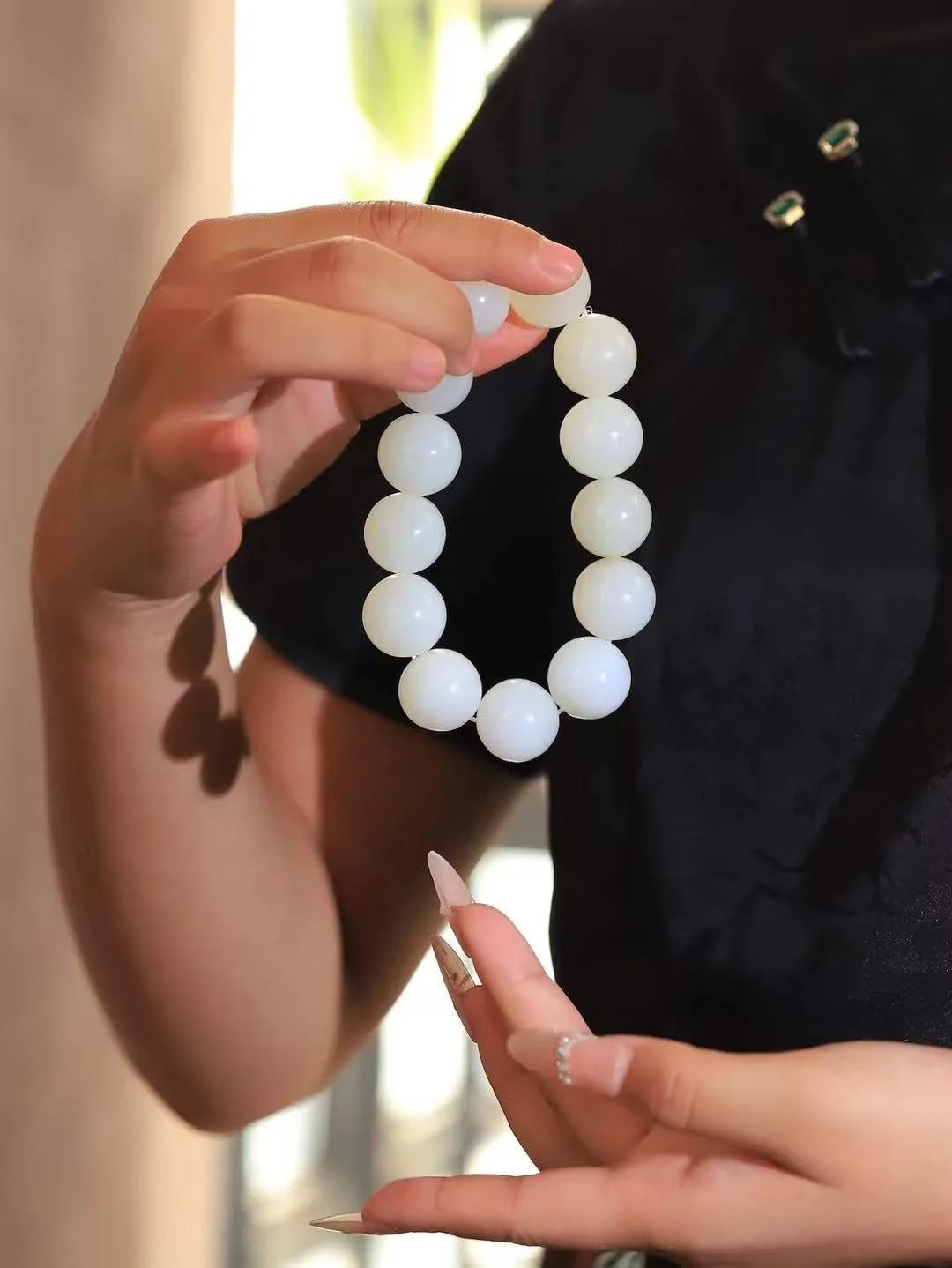 【珠圆玉润.手串】

精品和田玉白玉珠圆玉润手串 玉质温润细腻  整串打磨圆润，佩戴舒适。珠珠落玉盘