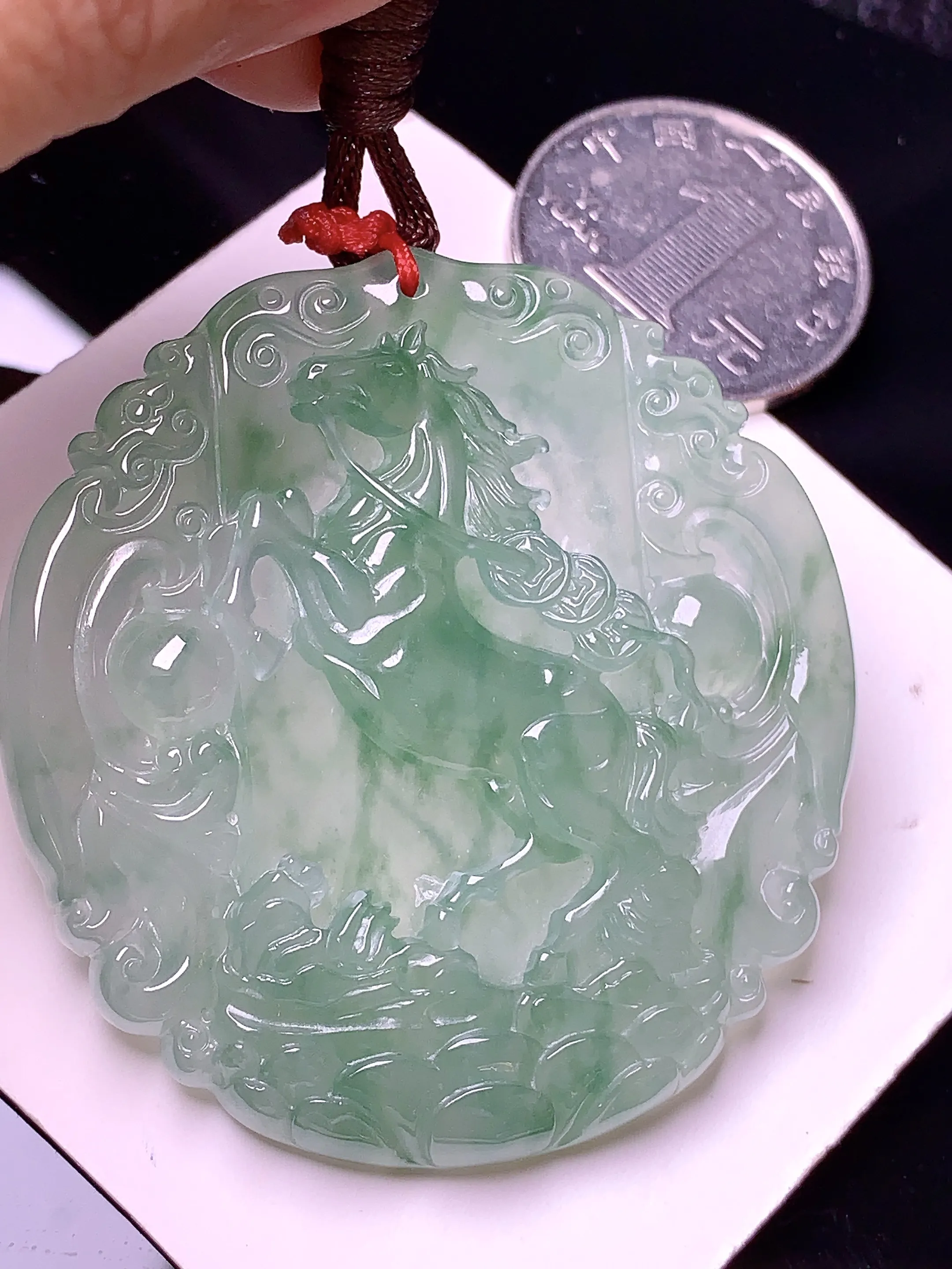 冰种生肖马牌吊坠 玉质细腻 色泽艳丽清新 整体尺寸51.8*49*5.3