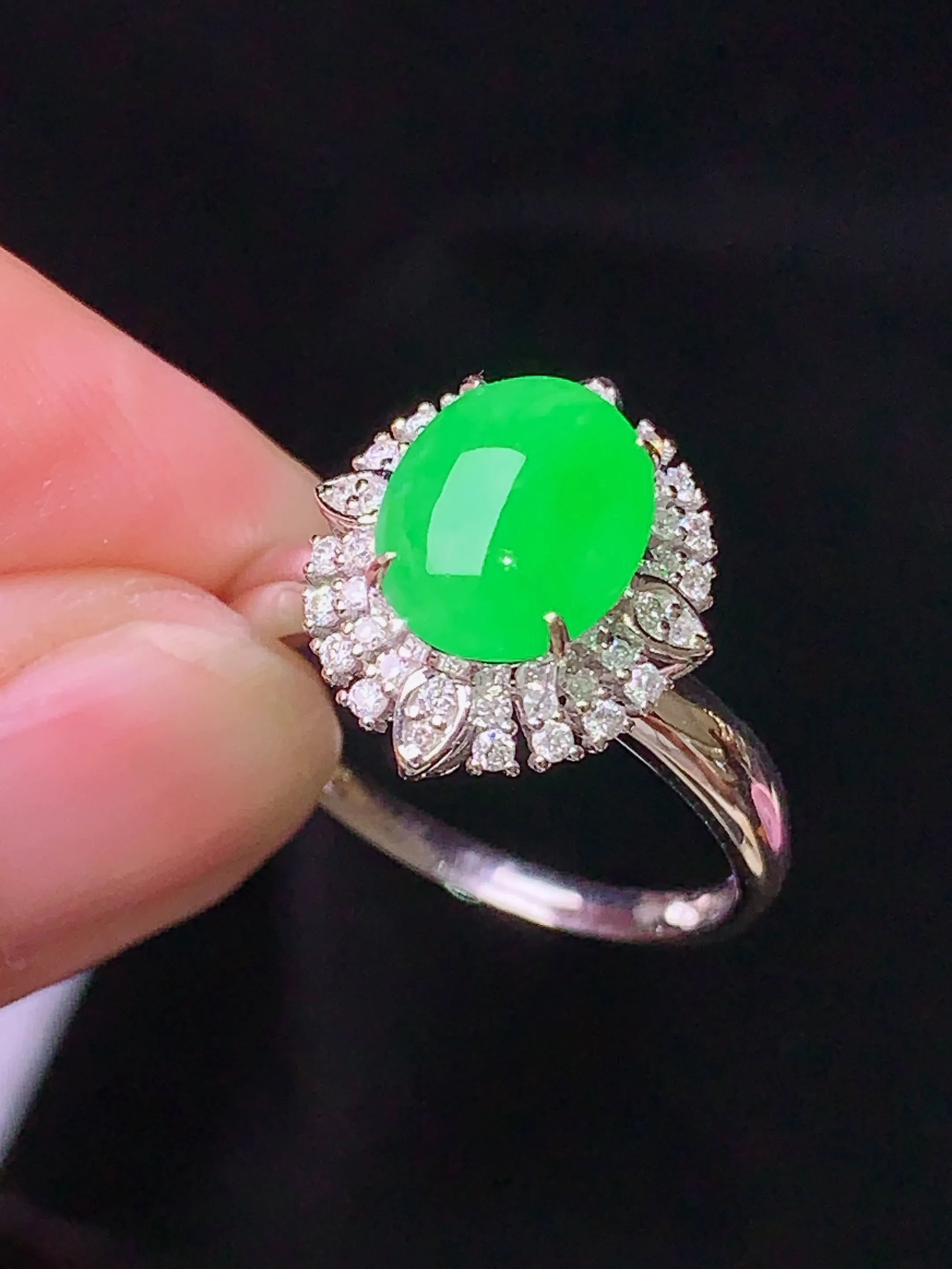 18k金钻镶嵌翠绿蛋面戒指 玉质细腻 水润亮眼 色泽艳丽 圈口14.5 整体尺寸14.5*12.8*9.8