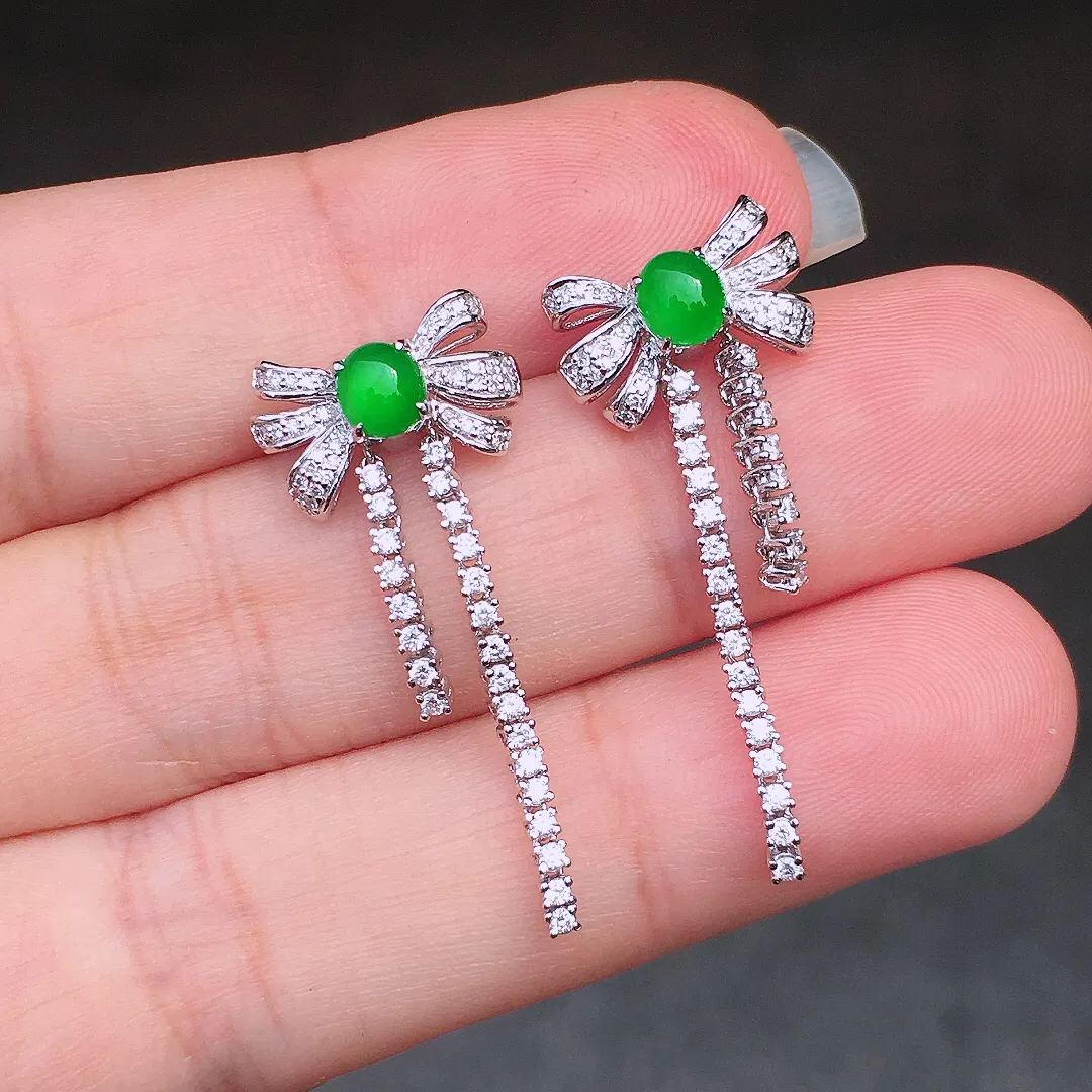 阳绿蛋面耳钉，色泽均匀艳丽，玉质细腻，荧光感超
强，饱满圆润，尽显优雅气质，18k
金豪华镶嵌