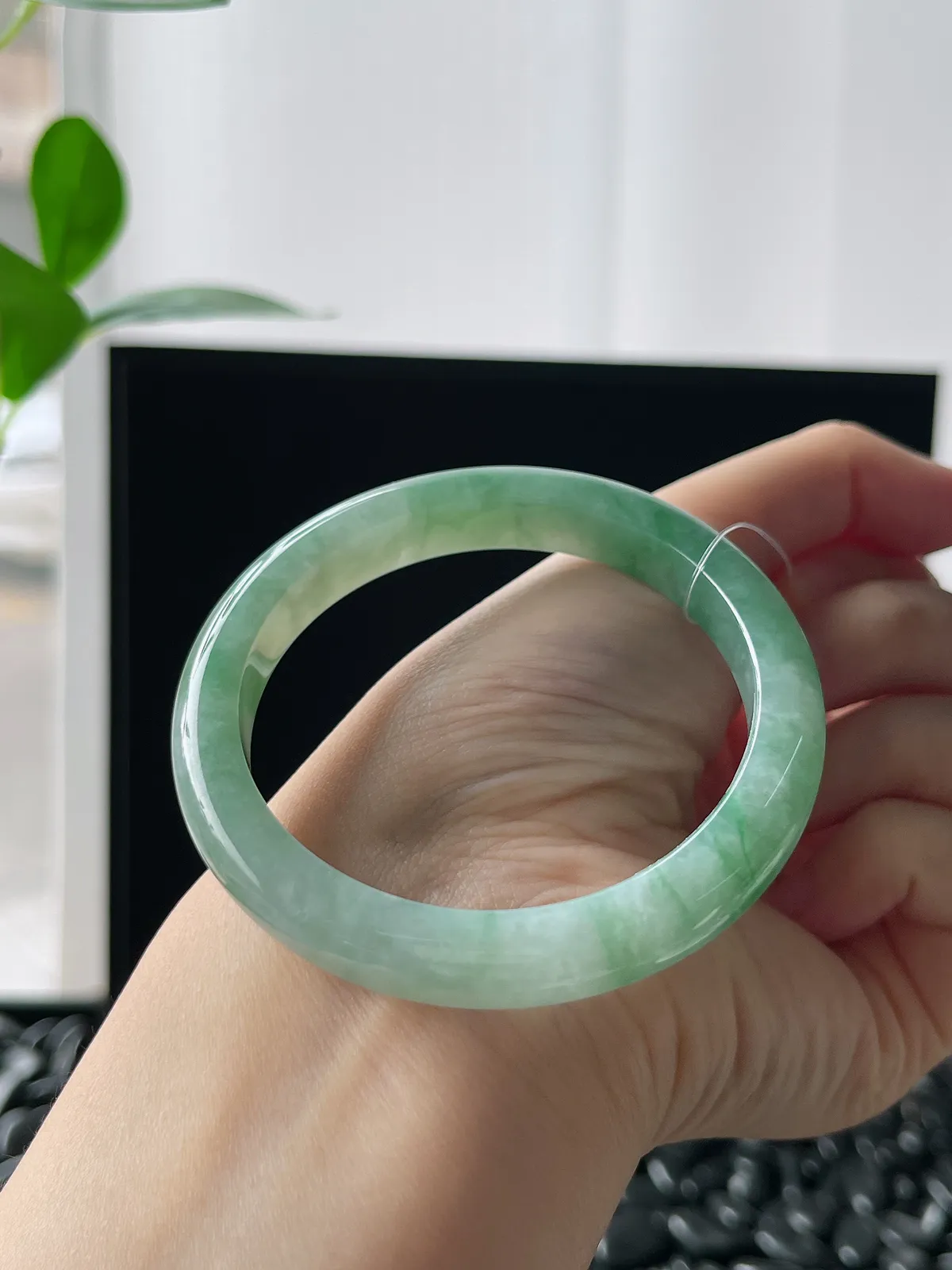 正圈53.5圈口，翡翠糯化种飘绿手镯